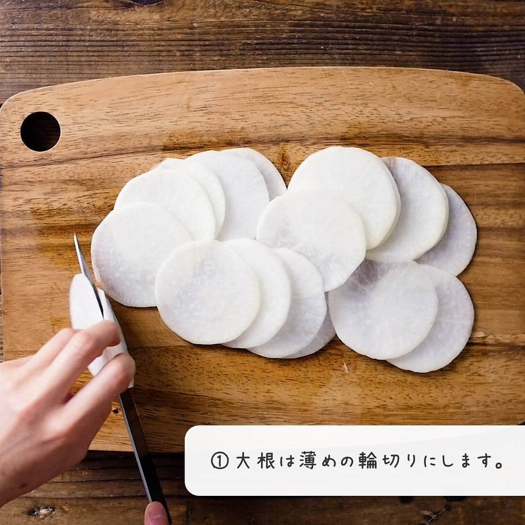 macaroniさんのインスタグラム写真 - (macaroniInstagram)「切って漬けるだけ！「#大根と大葉の塩昆布ポン酢漬け」このレシピのポイントは↓の投稿文をチェックしてくださいね✨  -——————————— ✍️このレシピのポイントは…  ✔️大根の大量消費におすすめ！ ✔️作り置きにも🙌 ✔️箸休めにぴったり✨ -——————————— ご質問はお気軽にコメント欄にどうぞ😊 macaroni の料理家が⁣返信いたします🍳👩✨  ■調理時間：20分 ※漬け込む時間は含みません。  ■材料（2〜3人分) ・大根：200g ・塩：小さじ1/4杯 ・大葉：10枚 ・塩昆布：8g ・a. ポン酢しょうゆ：小さじ1杯 ・a. ごま油：大さじ1杯 ・a. 白いりごま：小さじ2杯  ■作り方 ①大根は薄めの輪切りにします。 ②塩をまぶして10分置き、水気を絞ります。 ③(a) を混ぜ合わせます。 ④保存容器に、大根、半分に切った大葉を重ねて、③、塩昆布を加えます。 ⑤ラップで押さえるように、しっかりと全体を馴染ませます。冷蔵庫で半日ほど漬け込んで、完成です。  ★MEMO★ ・大根を切る際は、スライサーを使っていただくのも構いません。なるべく均等な厚さに切ると、味の染み込みも良くなりますよ。 ・塩揉みしたら、味がぼやけないようにしっかりと水分を絞ってくださいね。  #macaroniレシピ #レシピ #おうちごはん #お家ご飯 #お家ごはん #おうちご飯 #ふたりごはん #うちごはん #食卓 #献立 #作り置き #作り置きおかず #つくりおきおかず #つくりおき #ストックおかず #作りおき #作りおきおかず #常備菜作り #大根 #大葉 #だいこん #漬物」11月30日 8時00分 - macaroni_news
