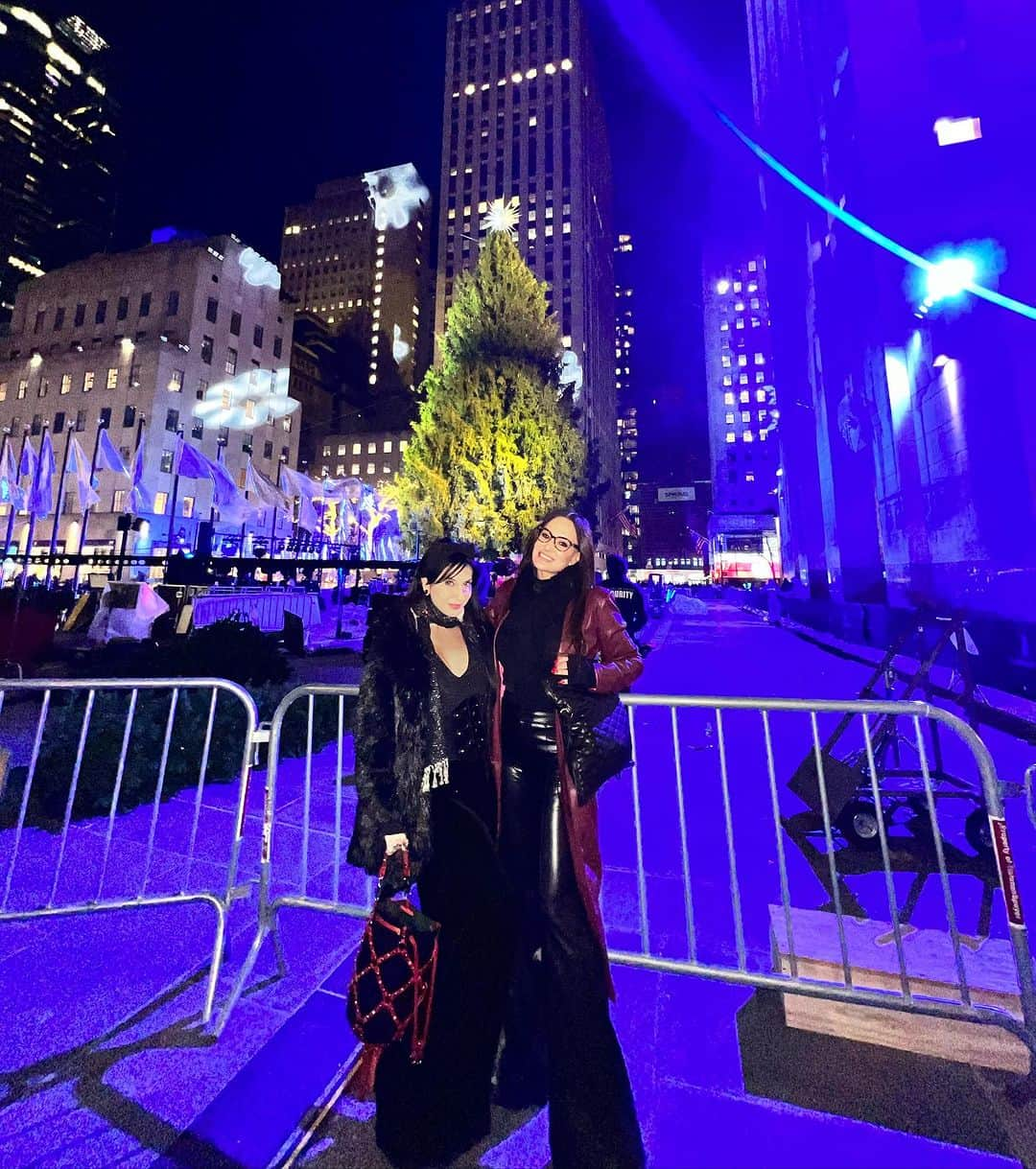 リサ・アンさんのインスタグラム写真 - (リサ・アンInstagram)「Tis the season to rock the city with @joannaangel and the @therockettes  ❤️ the 🎄 the night before it’s lit! 🎄  #nyc #rockettes #rockefellercenter #joannaangel #thereallisaann」11月29日 12時26分 - thereallisaann