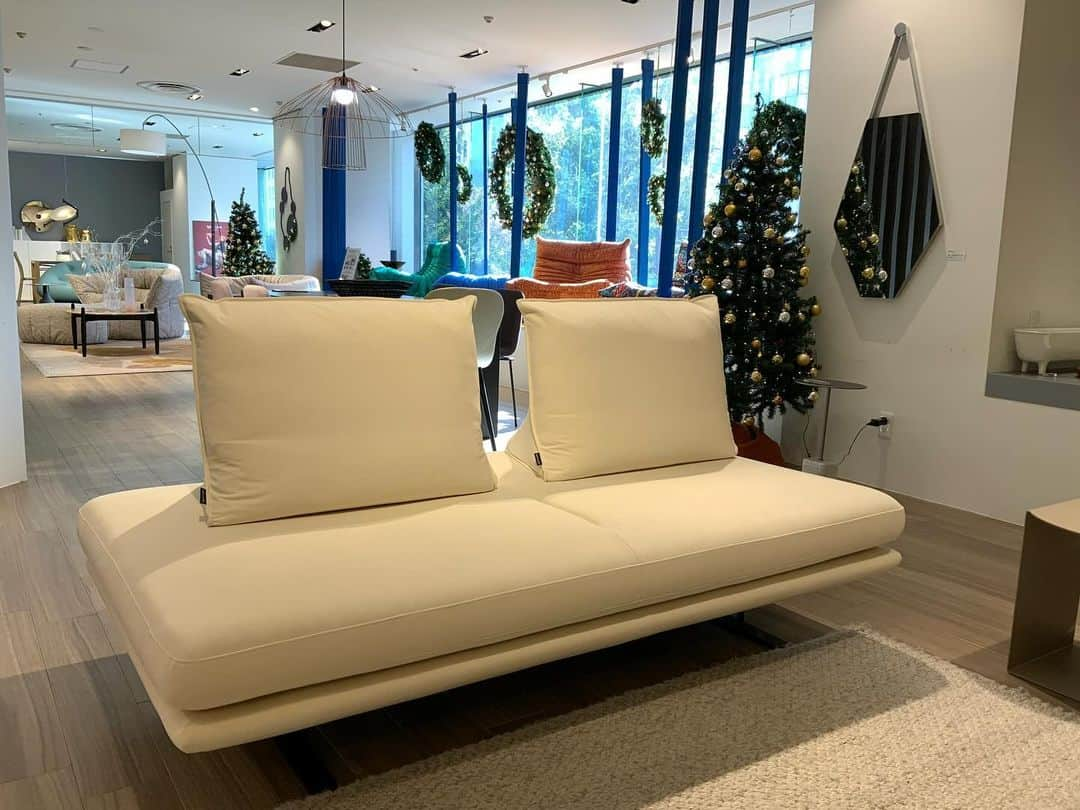 ligne roset shopのインスタグラム：「【ROSETPrado】ロゼプラド  新宿店にパッとお部屋を明るくさせてくれるカラーのロゼプラドが入荷しました✨ 背クッションを自由に動かせるので自分だけのくつろぎかたを、是非見つけてみてください☺️  Size:W1800×D1000×SH433mm （HIタイプの脚を使用しております。）  Fabric:US3910   #ligneroset #lignerosetshinjuku #sofa #rosetprado #interiores  #fabric #design #room #myligneroset  #リーンロゼ#リーンロゼ新宿 #リーンロゼのある暮らし #ソファ　#インテリア　#ロゼプラド @ligneroset_jp」