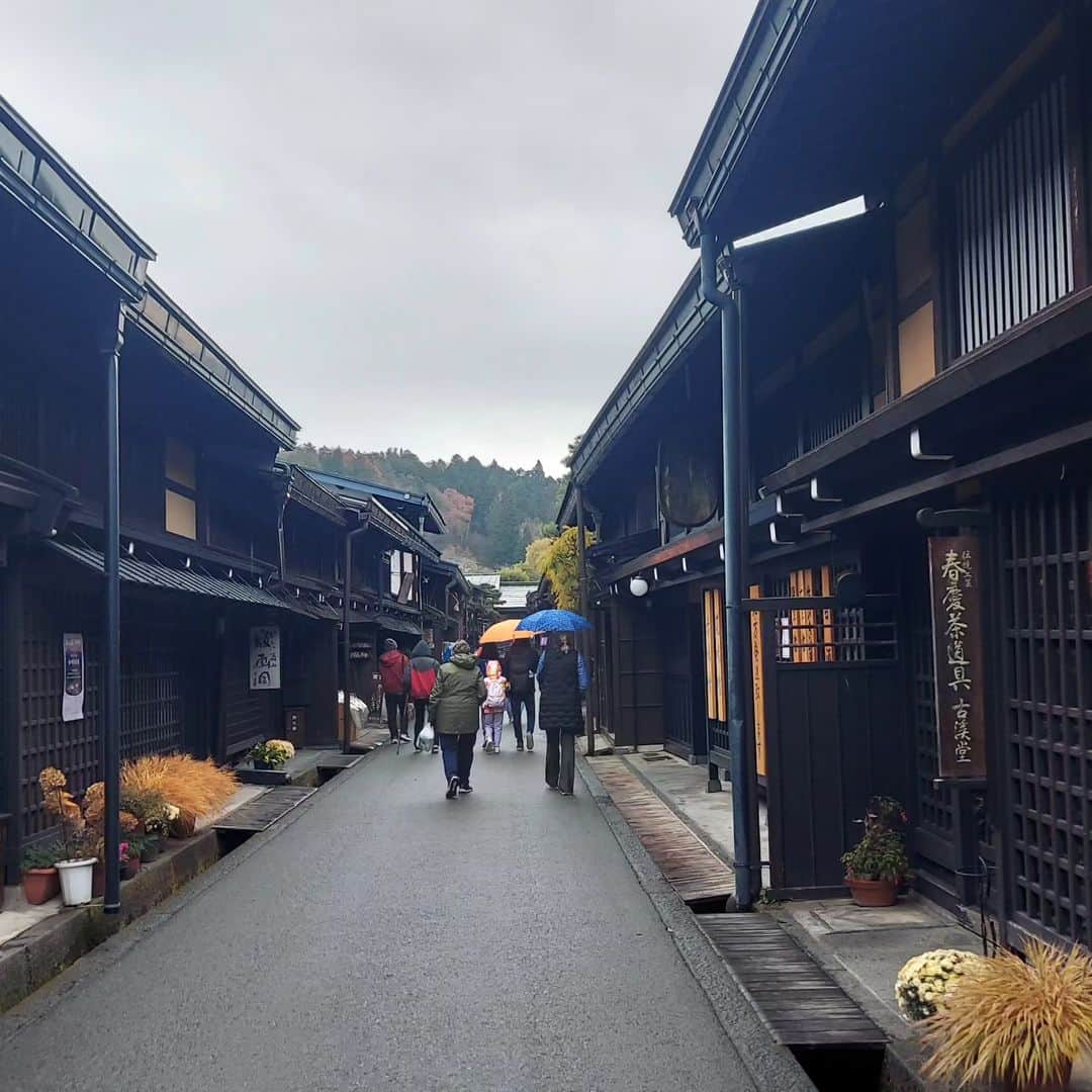 島本美由紀さんのインスタグラム写真 - (島本美由紀Instagram)「・ 講演会の仕事で 飛騨高山に来ています。 雨でとっても寒いのですが、 頑張って街歩き。 牛握り寿司は食べれました❤️ ホテルも市内も、 外国人観光客が7割くらいかな。 海外に来ているみたいです🎵  #牛握り寿司」11月29日 12時19分 - miyuki_shimamoto
