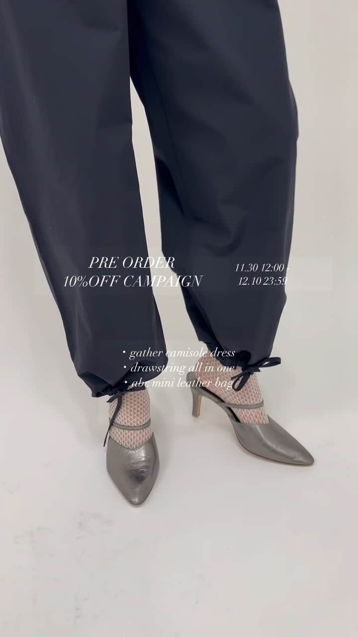 エディットフォールルのインスタグラム：「. pre order 10% off campaign  11.30 12:00 - 12.10 23:59  drawstring all in one / beige,black  gather camisole dress / beige,navy  abc mini leather bag / black,white  インスタライブのお知らせ📢 本日11月29日19時頃から予約10%offの新作アイテムのご紹介ライブを開催します。 是非、ご覧ください。🌼」