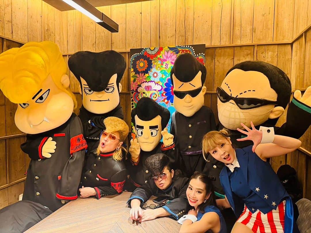 綾小路翔さんのインスタグラム写真 - (綾小路翔Instagram)「東京とんぼ帰り。 早乙女 光with房総ネズミーリゾートの仲間達と共に、大切な人のお祝いへ。 みんなに喜んでもらえて良かった。 ⁡ #氣志團 #綾小路翔 #早乙女光 #移動型テーマパーク #房総ネズミーリゾート #房総ネズミーランド #房総ネズミーシー #房総ネズミーリバー #房総ネズミーエンプティーハウス #ロウノコギリマウンテン #カリ太海賊 ※内房保田沖に出現 #ツンデレラ嬢 #プー太郎のガールハント #バズらないと嫌なレッドロブスター早食い案件 #スモールポート鉄道 #ホーンテッドマンウィズアミッション #PayPay残高マックスのハッピーライフ #タートルピロウトーク #永久寺 #トワーオブテラ #インディジューンズ®︎の新春かくし芸大会 #犬は吠えるが #キャラバンカルーセル麻紀 #センターオブジーニアス #千葉大学 #ヒモアンドセフレンズ #シーラEだ！ #エレキテルパレードwith平賀源内 #ブルーノート一発出禁案件」11月29日 12時24分 - showayanocozey