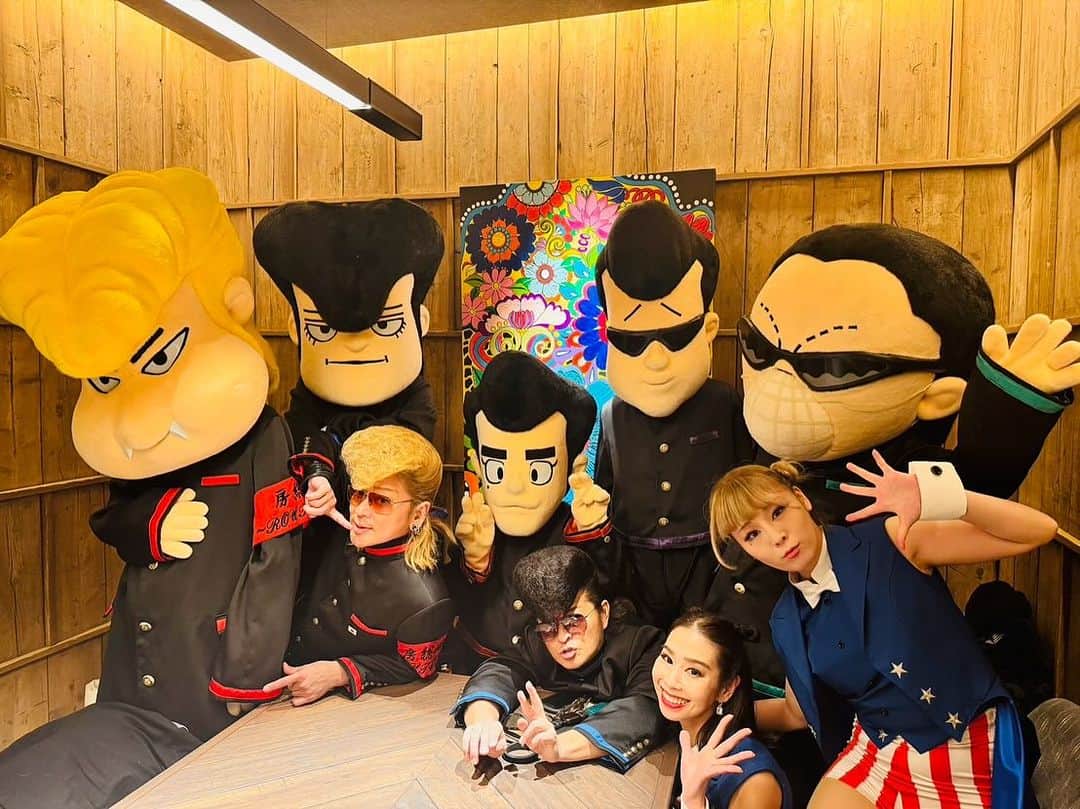 綾小路翔さんのインスタグラム写真 - (綾小路翔Instagram)「東京とんぼ帰り。 早乙女 光with房総ネズミーリゾートの仲間達と共に、大切な人のお祝いへ。 みんなに喜んでもらえて良かった。 ⁡ #氣志團 #綾小路翔 #早乙女光 #移動型テーマパーク #房総ネズミーリゾート #房総ネズミーランド #房総ネズミーシー #房総ネズミーリバー #房総ネズミーエンプティーハウス #ロウノコギリマウンテン #カリ太海賊 ※内房保田沖に出現 #ツンデレラ嬢 #プー太郎のガールハント #バズらないと嫌なレッドロブスター早食い案件 #スモールポート鉄道 #ホーンテッドマンウィズアミッション #PayPay残高マックスのハッピーライフ #タートルピロウトーク #永久寺 #トワーオブテラ #インディジューンズ®︎の新春かくし芸大会 #犬は吠えるが #キャラバンカルーセル麻紀 #センターオブジーニアス #千葉大学 #ヒモアンドセフレンズ #シーラEだ！ #エレキテルパレードwith平賀源内 #ブルーノート一発出禁案件」11月29日 12時24分 - showayanocozey