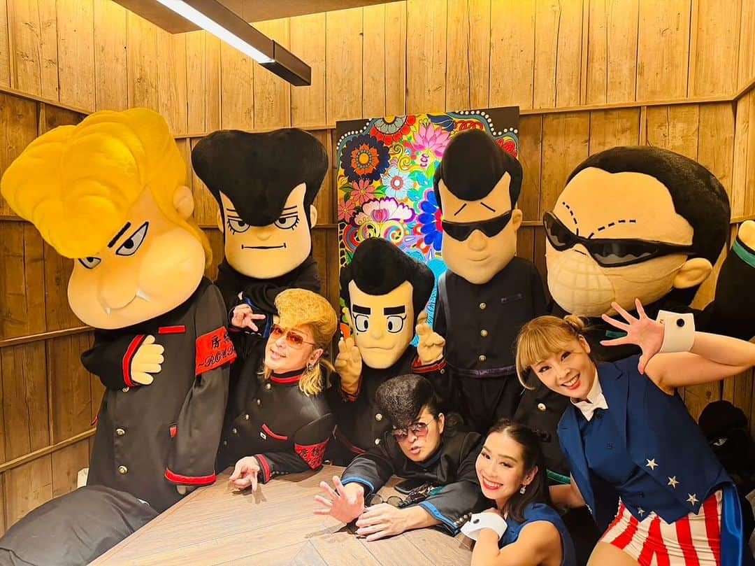 綾小路翔さんのインスタグラム写真 - (綾小路翔Instagram)「東京とんぼ帰り。 早乙女 光with房総ネズミーリゾートの仲間達と共に、大切な人のお祝いへ。 みんなに喜んでもらえて良かった。 ⁡ #氣志團 #綾小路翔 #早乙女光 #移動型テーマパーク #房総ネズミーリゾート #房総ネズミーランド #房総ネズミーシー #房総ネズミーリバー #房総ネズミーエンプティーハウス #ロウノコギリマウンテン #カリ太海賊 ※内房保田沖に出現 #ツンデレラ嬢 #プー太郎のガールハント #バズらないと嫌なレッドロブスター早食い案件 #スモールポート鉄道 #ホーンテッドマンウィズアミッション #PayPay残高マックスのハッピーライフ #タートルピロウトーク #永久寺 #トワーオブテラ #インディジューンズ®︎の新春かくし芸大会 #犬は吠えるが #キャラバンカルーセル麻紀 #センターオブジーニアス #千葉大学 #ヒモアンドセフレンズ #シーラEだ！ #エレキテルパレードwith平賀源内 #ブルーノート一発出禁案件」11月29日 12時24分 - showayanocozey
