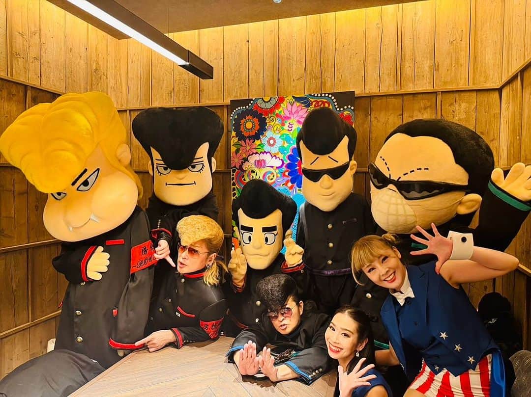 綾小路翔さんのインスタグラム写真 - (綾小路翔Instagram)「東京とんぼ帰り。 早乙女 光with房総ネズミーリゾートの仲間達と共に、大切な人のお祝いへ。 みんなに喜んでもらえて良かった。 ⁡ #氣志團 #綾小路翔 #早乙女光 #移動型テーマパーク #房総ネズミーリゾート #房総ネズミーランド #房総ネズミーシー #房総ネズミーリバー #房総ネズミーエンプティーハウス #ロウノコギリマウンテン #カリ太海賊 ※内房保田沖に出現 #ツンデレラ嬢 #プー太郎のガールハント #バズらないと嫌なレッドロブスター早食い案件 #スモールポート鉄道 #ホーンテッドマンウィズアミッション #PayPay残高マックスのハッピーライフ #タートルピロウトーク #永久寺 #トワーオブテラ #インディジューンズ®︎の新春かくし芸大会 #犬は吠えるが #キャラバンカルーセル麻紀 #センターオブジーニアス #千葉大学 #ヒモアンドセフレンズ #シーラEだ！ #エレキテルパレードwith平賀源内 #ブルーノート一発出禁案件」11月29日 12時24分 - showayanocozey