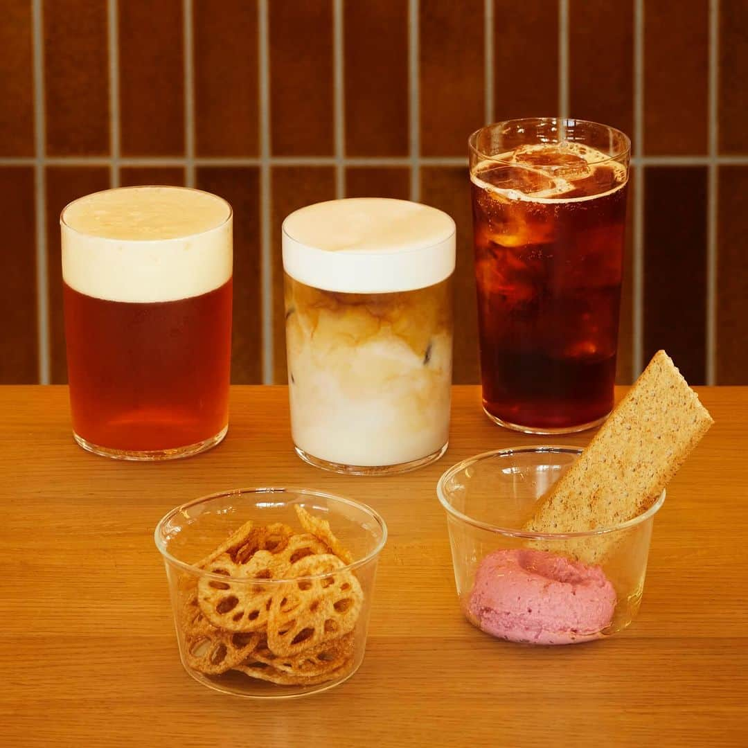 Blue Bottle Coffee Japanさんのインスタグラム写真 - (Blue Bottle Coffee JapanInstagram)「＼Holiday Happy Hour Jazz Live／⁠ ホリデーコレクションのテーマ「Pairs well with」に合わせ、おいしいコーヒーやカクテル、そして音楽を組み合わせた特別なライブイベントを実施いたします。⁠ ⁠ イベント第 2 弾として、ブルーボトルコーヒー 梅田茶屋町カフェにて ”Pairs well with” をテーマにした Holiday Jazz Live を開催いたします。⁠ ⁠ アーティストには 井上銘 氏をお招きし、ホリデー気分がさらに高まる素敵なライブをお届けいたします。⁠ ⁠ ブルーボトルコーヒーならではのくつろげる空間で、素敵な音楽と一緒においしいドリンクやおつまみをお楽しみください。⁠ ⁠ ◼︎ Drink x Music - Jazz Live⁠ 開催日時：12月8日(金) 18:00〜⁠ 場所：梅田茶屋町カフェ⁠ 出演者：井上銘 氏(Guitar)⁠ ⁠ ＊イベントの参加はワンドリンク制となります。⁠ ＊ミュージックチャージはございません。⁠ ⁠ ▼イベントのご予約・詳細は Peatix にてご確認いただけます。⁠ https://peatix.com/event/3768899/view⁠ ＊Peatix はプロフィールのリンクからご覧いただけます。⁠ ⁠ ⁠ また全国のブルーボトルコーヒーでは、11月17日(金)〜1月10日(水)までの期間限定で「Holiday Happy Hour」を実施中🌃⁠ 期間中カフェでは、アルコールメニューの 20%OFFでのご提供や、おつまみの販売を行っております。⁠ (※ブルーボトルコーヒー 白井屋カフェ・HUMAN MADE 1928 Cafe by Blue Bottle Coffee, HUMAN MADE Cafe by Blue Bottle Coffee は対象外となります。)⁠ ⁠ ▼Holiday Happy Hour の詳細はブログにて詳しくご紹介しています。⁠ https://store.bluebottlecoffee.jp/blogs/blog⁠ ⁠ ⁠ ⁠ ⁠#BlueBottleHoliday⁠ #BlueBottleCoffee⁠ #BlueBottleHappyHour⁠ #ブルーボトルコーヒー」11月29日 12時25分 - bluebottlejapan