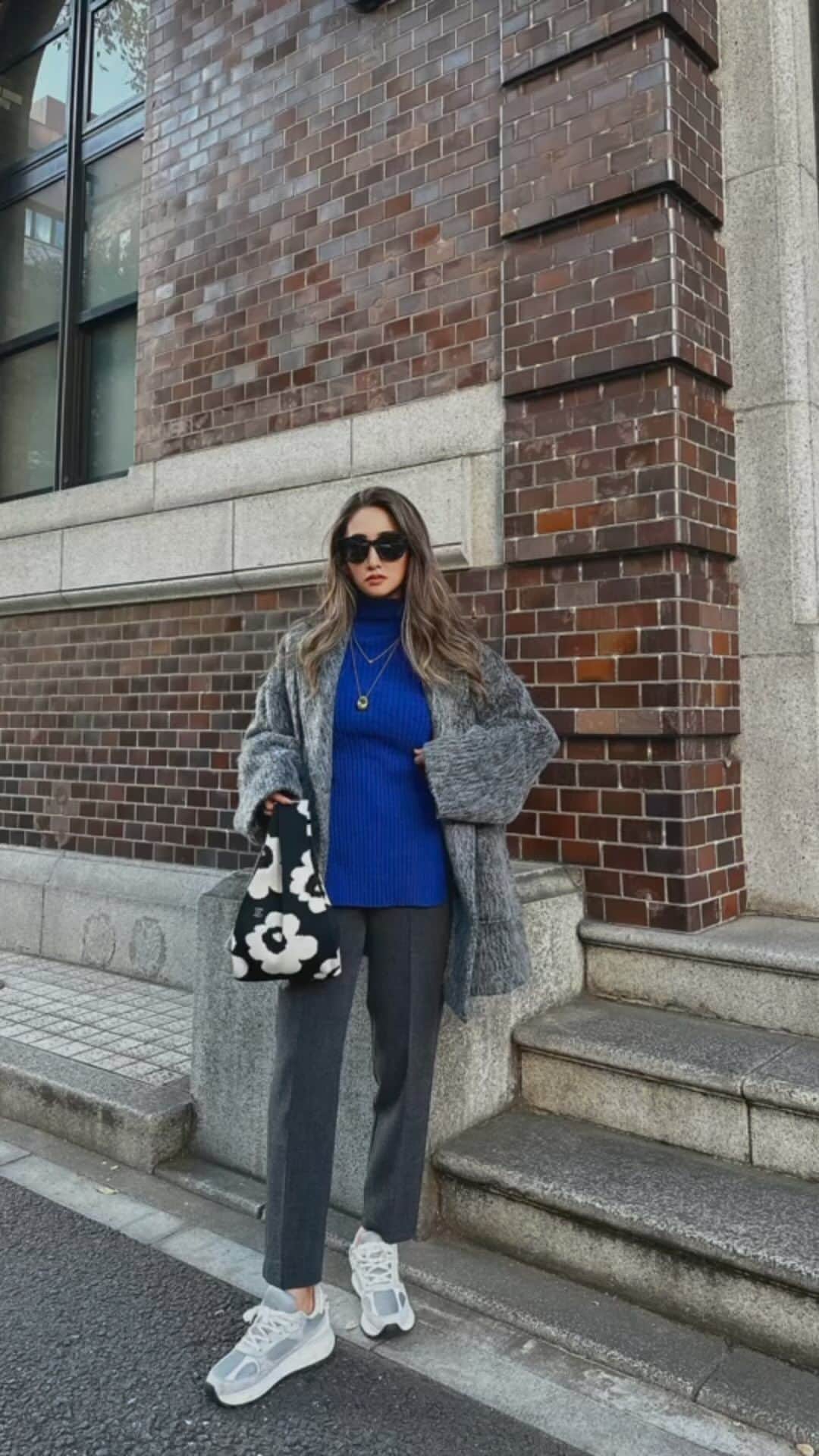 のインスタグラム：「全部今日発売の新作です‼️ アウターは相変わらず可愛いですね‼︎ インナーは深みがあるブルーとチャコールグレーのパンツを 合わせてみました❣️ .  .  .」