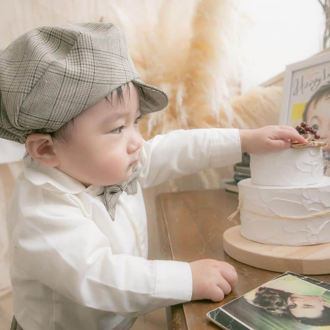 田井弘子のインスタグラム：「甥っ子ちゃん👶 先日の　#1歳誕生日 🎂 スタジオ写真💗 きゃわ😍 私には、ママもパパもかわいい💕 #甥活 #おばばか」