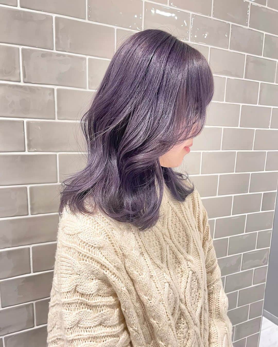 Haruca.mのインスタグラム：「____ 𝑳𝒂𝒗𝒆𝒏𝒅𝒆𝒓 ♡ 𝑩𝒍𝒆𝒂𝒄𝒉 1〜 ベースの状態により変わります🪞 ⁡ #ラベンダーグレージュ #ブリーチカラー #髪質改善トリートメント ⁡ 𝑩𝒍𝒆𝒂𝒄𝒉をしても髪質改善トリートメントを一緒にすることでダメージレスでサラツヤ💖 綺麗な髪の毛をキープできます🫶🏻 ⁡ 〻: 〻. 〻: 〻. 〻: ⁡ メニューがわからない場合はご相談下さい🙇🏼‍♀ ⁡ #ラベンダーカラー#ヘアカラー#韓国ヘア#新宿#レイヤーカット#」