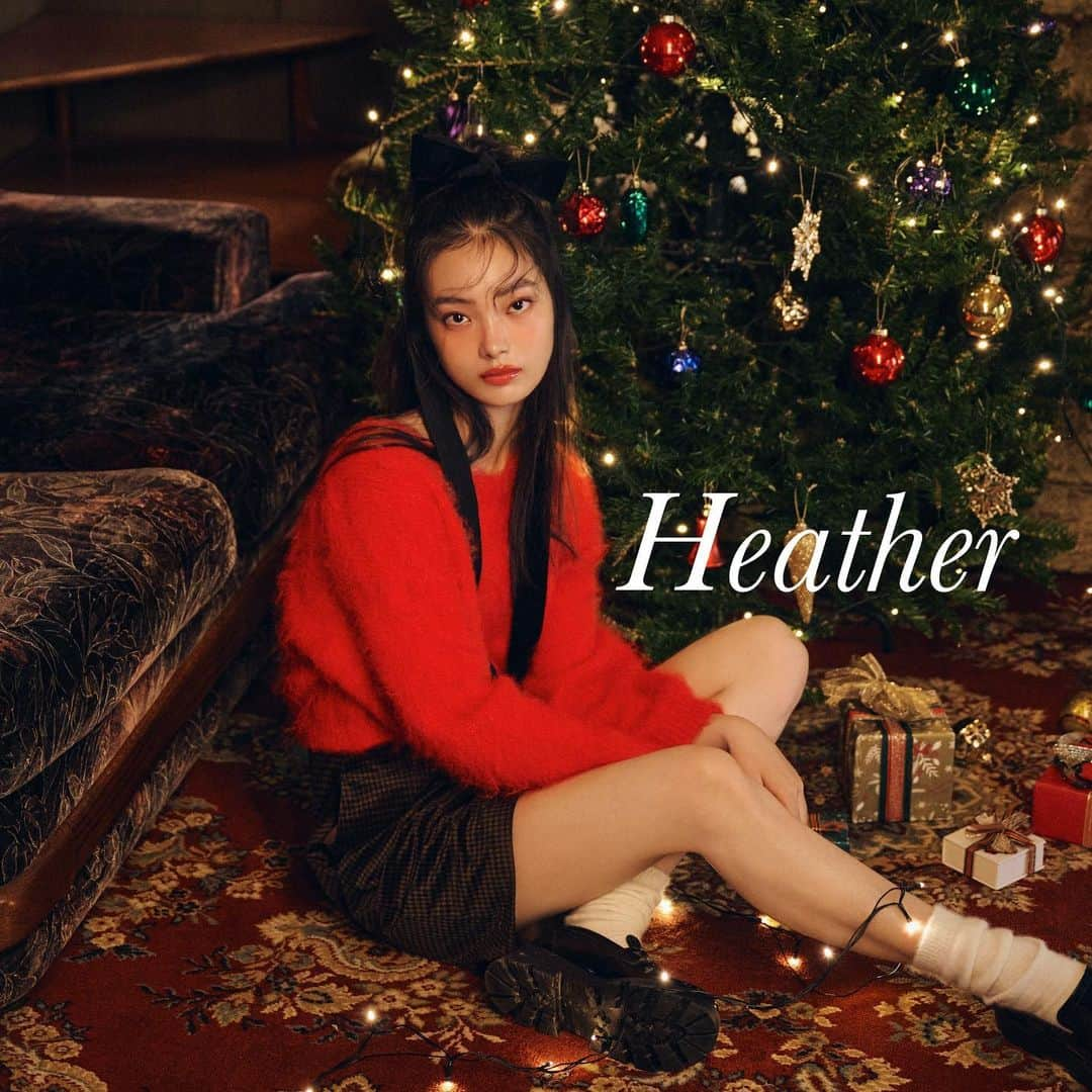 ヘザーさんのインスタグラム写真 - (ヘザーInstagram)「【 Heather Holiday Collection】  テーマは『Shiny Shiny Christmas♡』  これからおすすめする アイテムは、 1枚でクリスマスを彷彿とさせる アイテムばかりです🎄 自分のご褒美に、Heather の Holiday Collectionはいかがですか？  #heather #ヘザー #heatherholidaycollection #クリスマス #カーディガン #ラメニット #ラメニットカーディガン #ボアロングコート #ボアコート #ロングコート #ロゴスウェット #スウェット #ニットワンピ #ニットワンピース #セットアップ #セットアイテム #シャギーニット #ビジューニット #ベロアプルオーバー」11月29日 12時28分 - heather_love_official