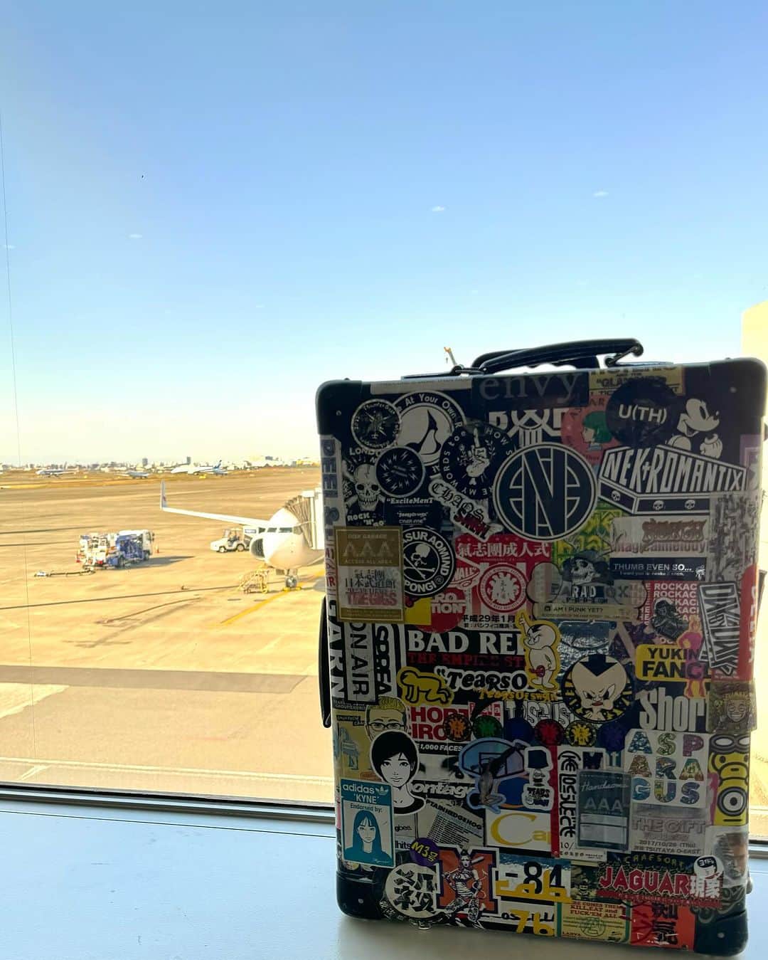 のインスタグラム：「明日11/30〜12/2、鹿児島・東千石町のJOHNNYにてTears of Swan POP UP SHOP Winter Tourスタートです!! 新作アイテム、コラボアイテムもご用意して3日間店頭にて皆様のご来店をお待ちしておりますので宜しくお願い致します😊🏬  Tears of Swan POP UP SHOP Winter Tour2023@JOHNNY  DAY:2023.11/30(木)-12/2(土) ※12/1は17時迄の営業です TIME:13:00〜20:00 SHOP:JOHNNY PLACE:鹿児島市東千石町1-7 芙美ビル3F 302号 TEL:099-813-7536  @tears_of_swan  #tearsofswan  @jasminekagoshima  #popupshoptour #popupshop  #鹿児島」