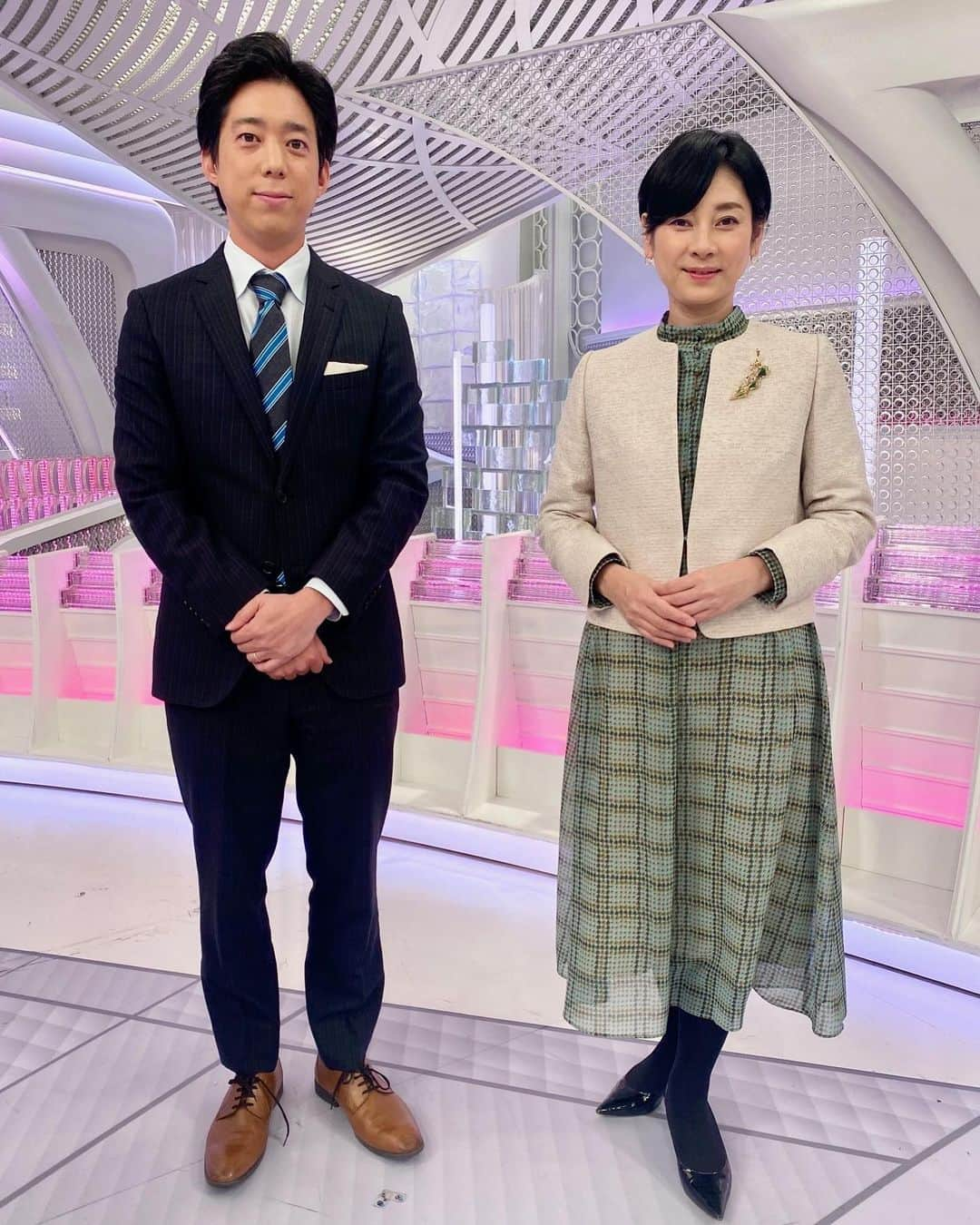 フジテレビ「Live News days」のインスタグラム：「きょうは北日本に強い寒気が流れ込み、北海道では大雪や猛ふぶきの恐れがあります。  関東から北はきのうより気温が大幅に下がりそうです。マフラーや手袋を持ってお出かけください。  島田アナ JK&OP：#paulstuart @paulstuartjapan ピアス：#vendomeaoyama @vendomeaoyama_official ブローチ：#vendomeboutique @vendomeboutique_official  #島田彩夏 #立本信吾 #安宅晃樹 #竹内友佳 #アナウンサー #フジテレビ #ライブニュースデイズ #livenewsdays #ファッション #コーディネート」