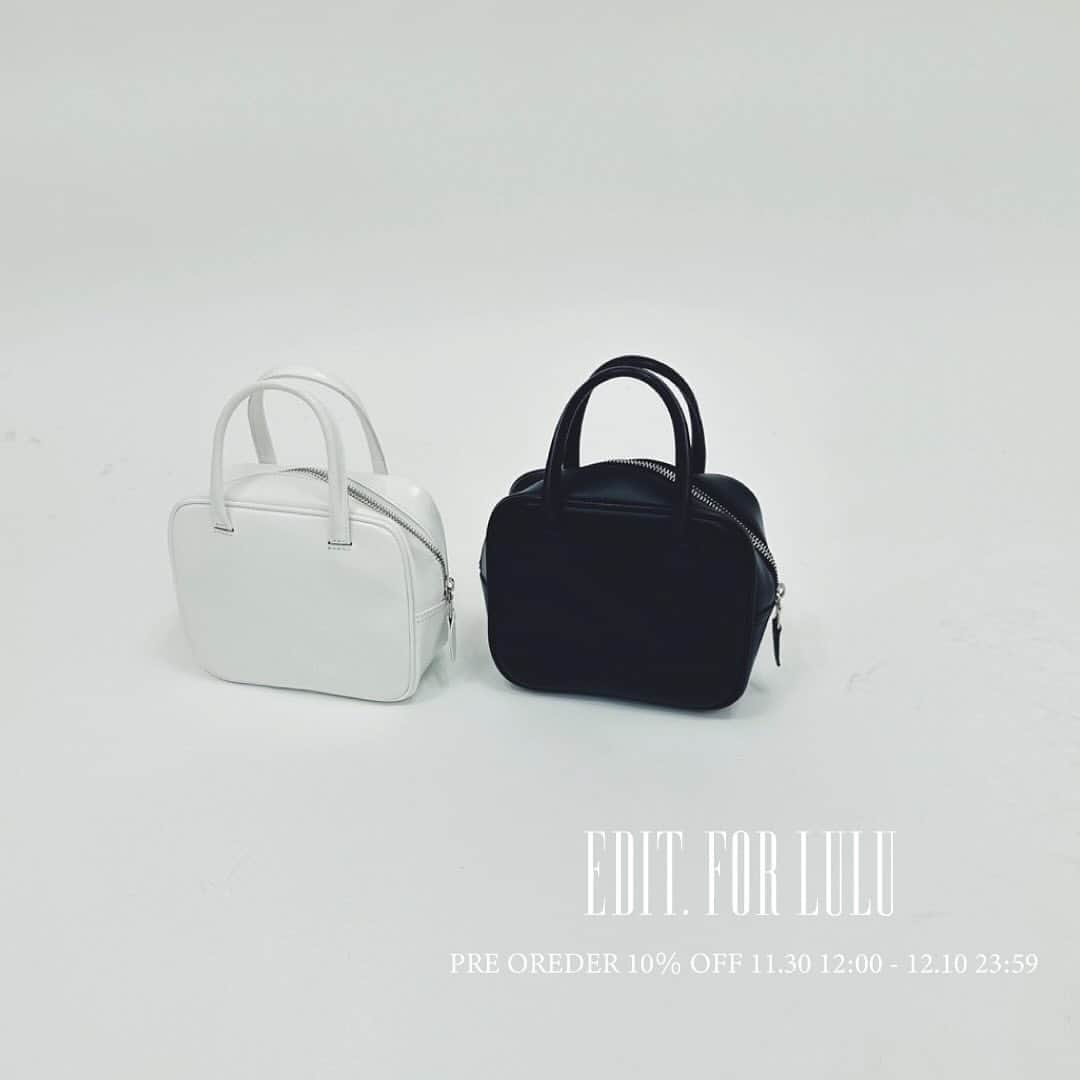 エディットフォールルのインスタグラム：「. pre order 10% off campaign  11.30 12:00 - 12.10 23:59  abc mini leather bag / black,white ¥28,600 tax in  🥚LULU定番・人気のミニレザーバッグが待望の販売決定🥚  ・black 上質な革の特徴を活かしたシンプルな仕立てのオリジナルで製作したレザーBAG。 ランドセルや学生鞄に使われている、ガラスレザーを使用しています。 特殊な仕上げ加工により、光沢感があり表面に傷や汚れが付きにくく堅牢度が高く色落ちしないのが特徴です。 季節問わず、タイムレスに使えるアイテムです。 上質なレザーの質感とコロンとしたサイズにこだわりました。 非常に丈夫で耐久性に優れているので末永く愛用して頂けます。  ・white お客様のお声が実現した「ホワイト」が待望の発売です。 数年前に発売してからさらなる改良を加え、 ようやく納得したクオリティーにまで至ったので今回発売となりました。  ブラックよりもホワイトは脱色するため、革を仕込む段階でダメージが入ってしまうので、ブラックと同様のクオリティーまでもっていくことが難しくて苦労しました。  コーディネートはレザーをもっているきちんと感がありながら、抜け感が出るので、デザインの入ったお洋服にもよく合います。  【abc-LULU】 ずっと持ってたいもの。手放さないもの。 ルル的ベーシック。  ※名古屋POPUP店舗での入荷予定は御座いません。 ご了承くださいませ。」