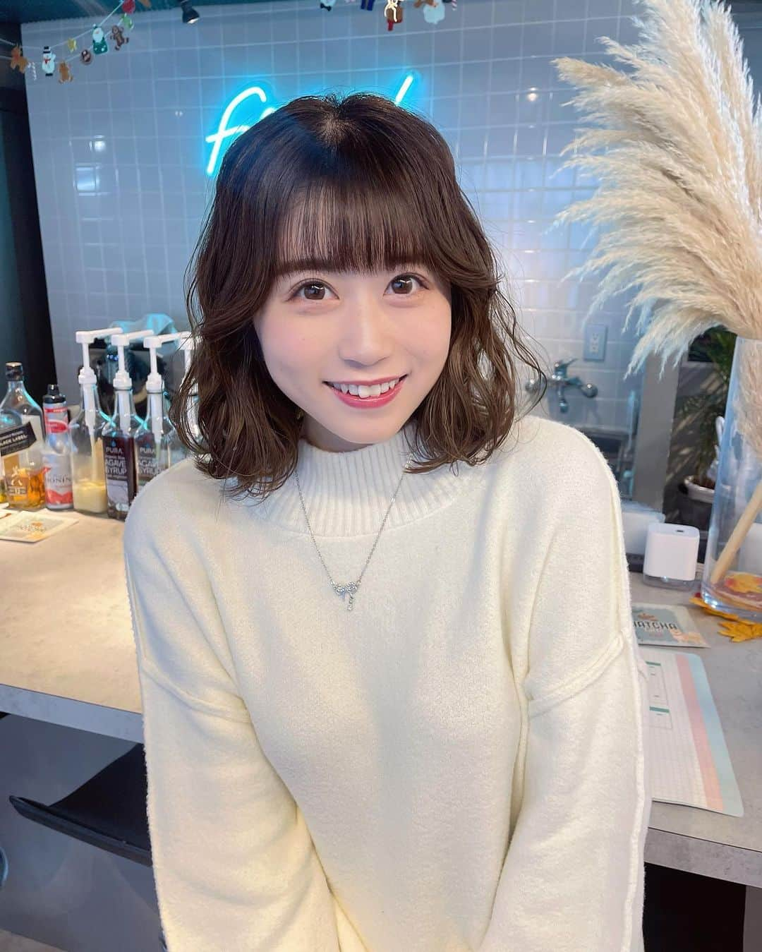 有川結女のインスタグラム：「今年は白ニット買ったんだぁ(◜֊◝ ) お仕事前に前髪も切って髪巻いてもらった🩷 ̖́-  #fashion #fashionista #冬コーデ #code #白ニット #ニット #セーター #ホワイトコーデ #flower #ベージュカラー #ヘアカラー #ヘアモデル #巻き髪 #ボブ #ボブアレンジ #被写体 #ブルベ」