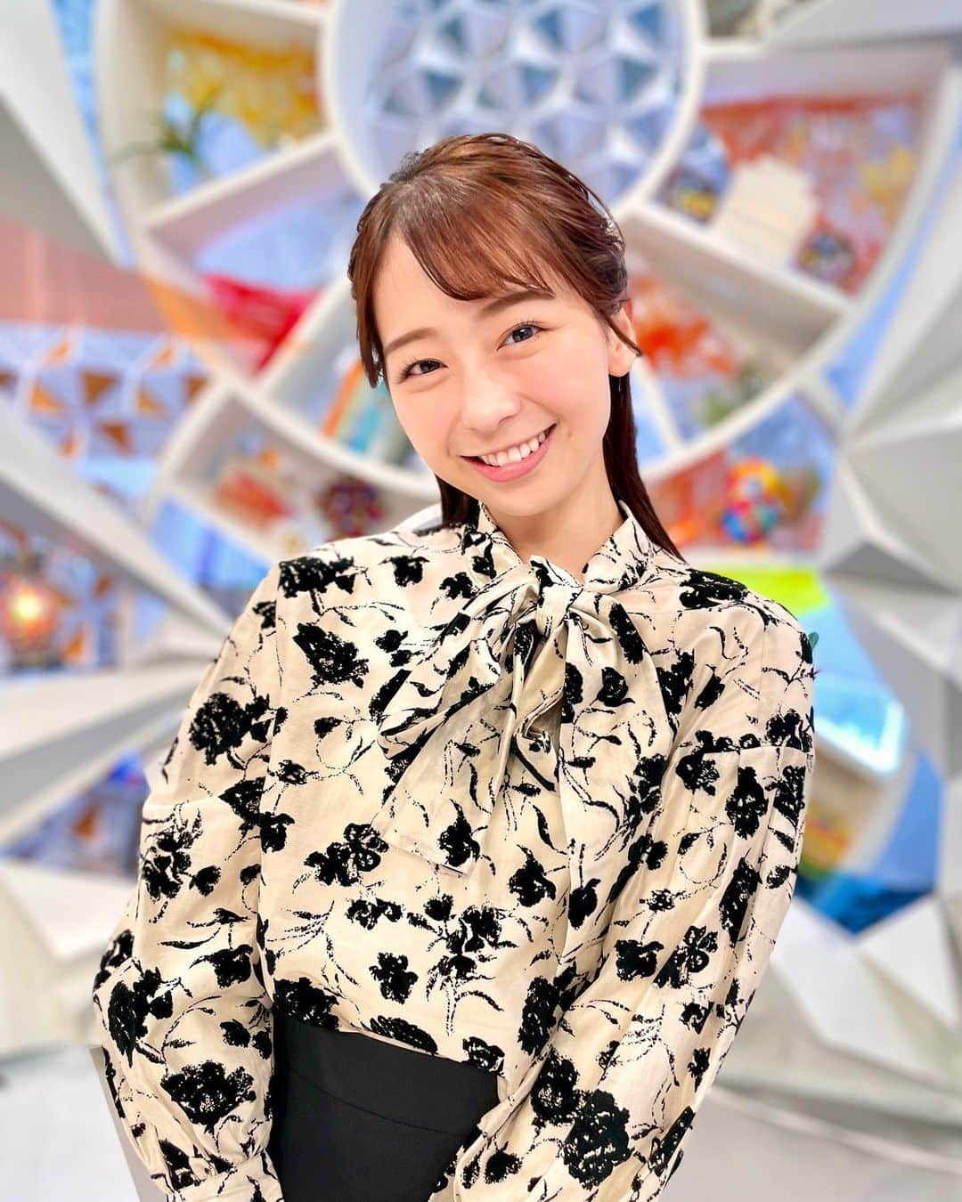 フジテレビ「めざまし8」さんのインスタグラム写真 - (フジテレビ「めざまし8」Instagram)「. 💐きょうのこむっち💐 ❁.。.:*:.。.✽.。.:*:.。.❁.。.:*:.。.✽.。.  横浜赤レンガ倉庫の🎅ドローンショー🎄ロマンチックで良かったです🥺✨  くらもん🦖12月中に一緒に行く相手が見つかるといいね😄👍  ✼••┈┈┈┈┈••✼✼••┈┈┈┈┈••✼  💐ブラウス @granyamaki  🖤スカート @brahmin_fsf  #めざまし8 #小室瑛莉子 #こむっち #衣装 #fashion #fashionstyle #ootd」11月29日 12時38分 - mezamashi8.tv