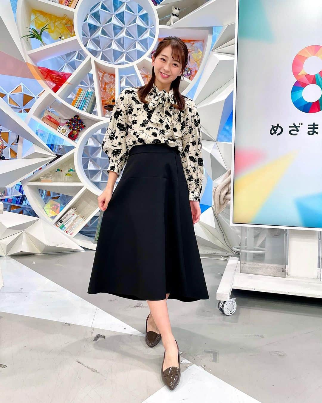 フジテレビ「めざまし8」さんのインスタグラム写真 - (フジテレビ「めざまし8」Instagram)「. 💐きょうのこむっち💐 ❁.。.:*:.。.✽.。.:*:.。.❁.。.:*:.。.✽.。.  横浜赤レンガ倉庫の🎅ドローンショー🎄ロマンチックで良かったです🥺✨  くらもん🦖12月中に一緒に行く相手が見つかるといいね😄👍  ✼••┈┈┈┈┈••✼✼••┈┈┈┈┈••✼  💐ブラウス @granyamaki  🖤スカート @brahmin_fsf  #めざまし8 #小室瑛莉子 #こむっち #衣装 #fashion #fashionstyle #ootd」11月29日 12時38分 - mezamashi8.tv