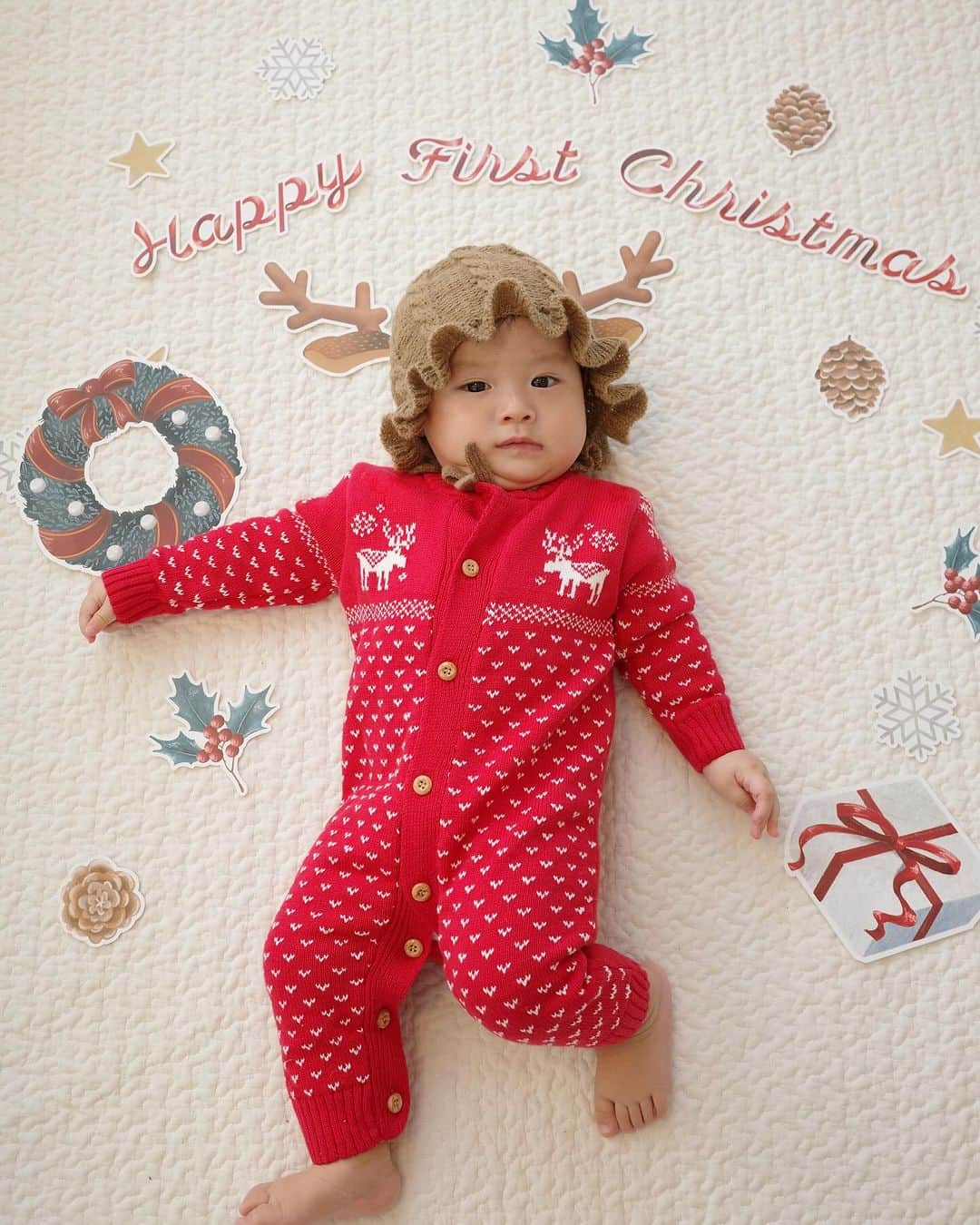 ソンイさんのインスタグラム写真 - (ソンイInstagram)「生後7ヶ月👶🏻🎄 もうすぐ初めてのクリスマスだね🎅🏼❤️  我が家と同じように初めてのクリスマスを迎える0歳〜1歳の赤ちゃん向けに、赤ちゃんを記念に残せる、ベネッセ<こどもちゃれんじBaby>の入会特典「ファーストクリスマスデコレーション」を監修させていただきました👶🏻✨  <こどもちゃれんじ>ぷち〜すてっぷではアドベントカレンダーの特典監修もさせていただのですが、その打ち合わせ時に娘を同行させていて👶🏻💕 娘とのクリスマスの楽しみ方をお話していた流れでbabyの特典監修のご縁もいただきとっても嬉しいです😭✨  ねんねさせて床アートでも楽しめるし、壁に貼っての記念撮影も可愛いデザインになりました🎄 トナカイのツノが可愛いので是非撮影を楽しんでほしいです🦌🤎  <こどもちゃれんじBaby>へ期間内にご入会いただいた方全員に無料でプレゼントされるので、この機会に是非🎅🏼❤️  ※使用しているのは開発中のサンプルです  #PR #こどもちゃれんじ #しまじろう #0歳女の子 #生後7か月 #クリスマスプレゼント #クリスマスグッズ #ファーストクリスマスデコレーション」11月29日 12時38分 - sunwei1013