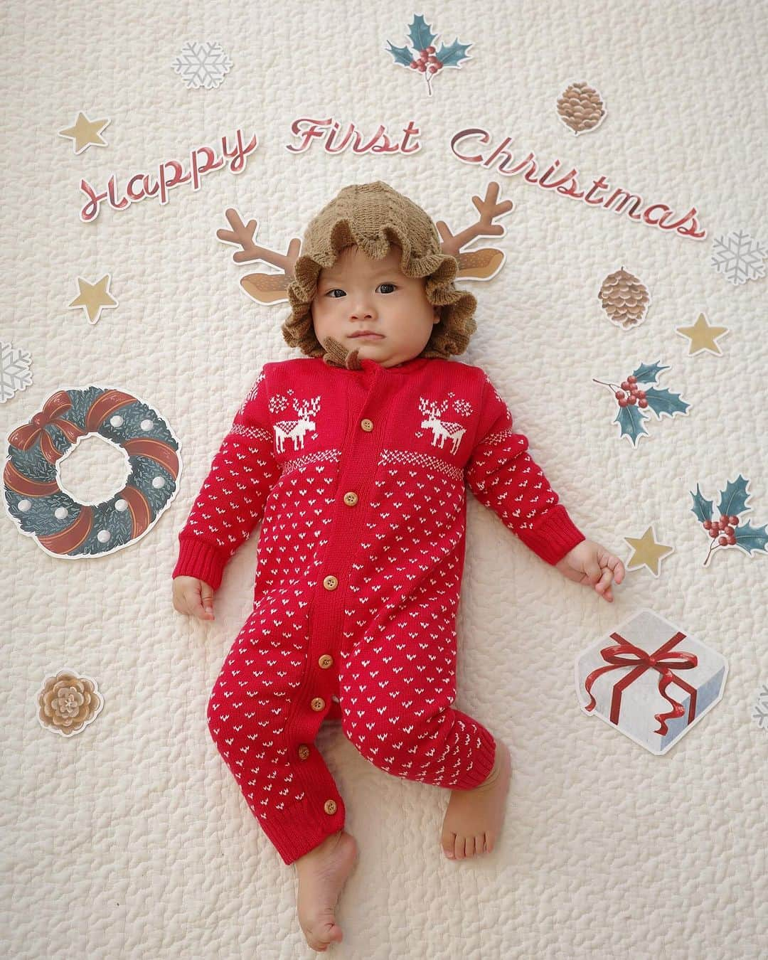 ソンイのインスタグラム：「生後7ヶ月👶🏻🎄 もうすぐ初めてのクリスマスだね🎅🏼❤️  我が家と同じように初めてのクリスマスを迎える0歳〜1歳の赤ちゃん向けに、赤ちゃんを記念に残せる、ベネッセ<こどもちゃれんじBaby>の入会特典「ファーストクリスマスデコレーション」を監修させていただきました👶🏻✨  <こどもちゃれんじ>ぷち〜すてっぷではアドベントカレンダーの特典監修もさせていただのですが、その打ち合わせ時に娘を同行させていて👶🏻💕 娘とのクリスマスの楽しみ方をお話していた流れでbabyの特典監修のご縁もいただきとっても嬉しいです😭✨  ねんねさせて床アートでも楽しめるし、壁に貼っての記念撮影も可愛いデザインになりました🎄 トナカイのツノが可愛いので是非撮影を楽しんでほしいです🦌🤎  <こどもちゃれんじBaby>へ期間内にご入会いただいた方全員に無料でプレゼントされるので、この機会に是非🎅🏼❤️  ※使用しているのは開発中のサンプルです  #PR #こどもちゃれんじ #しまじろう #0歳女の子 #生後7か月 #クリスマスプレゼント #クリスマスグッズ #ファーストクリスマスデコレーション」