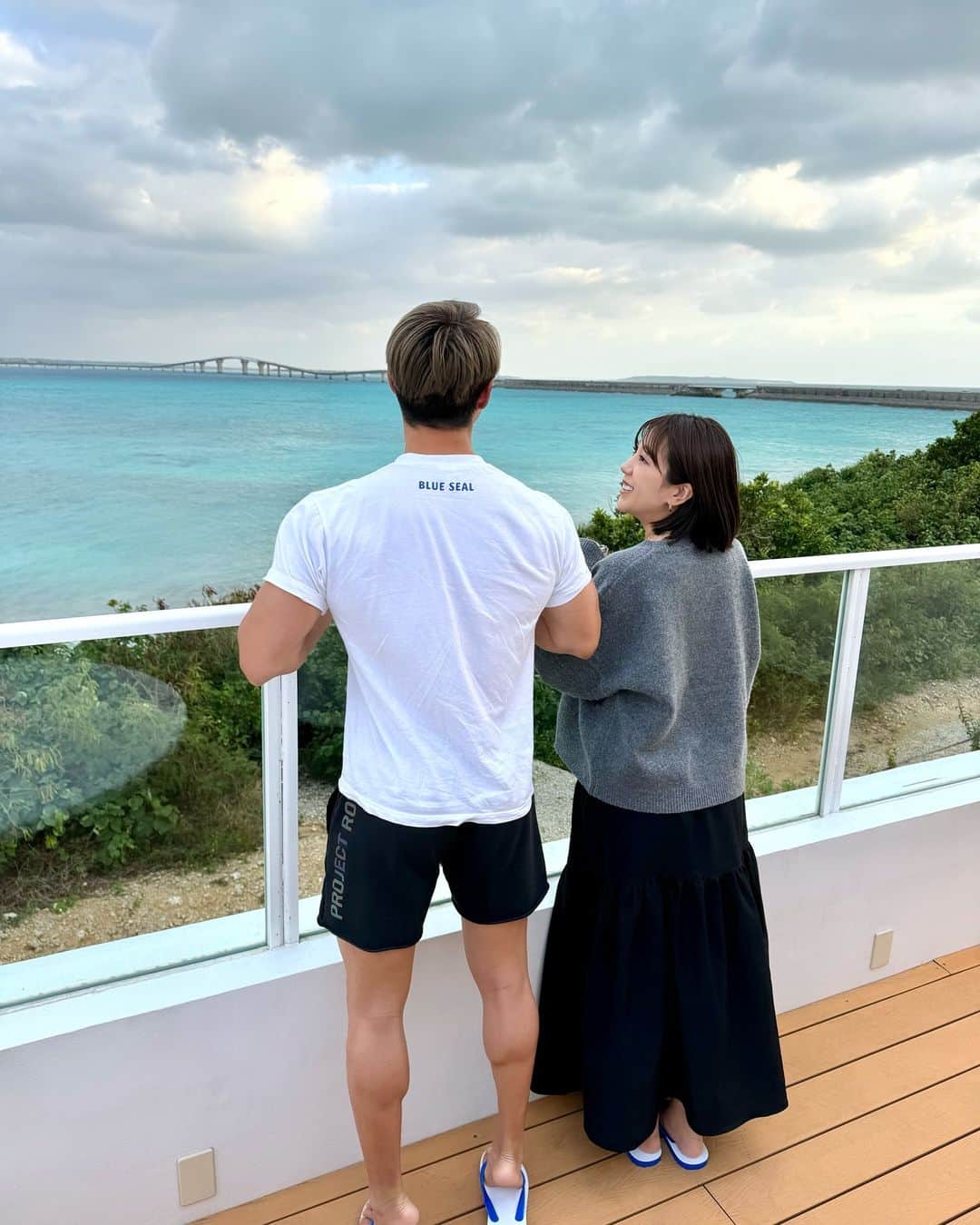 水田あゆみのインスタグラム：「昨日はたっっくさんコメントいただき、本当にありがとうございます🥹  辛かったので、なんだか救われました。  いつもみんなに支えてもらって、元気づけてもらって、、 たくさん感謝しないとです🥹  コメント全て読ませていただいて、 あぁ、私そんなに気にしないでいいんだって思えて。  もちろん他人の感情を全て無視する自分本位な生き方も できないんだけど、 私は私を生きていきたいです。  赤ちゃんの存在を隠すなんて、せっかく奇跡が起きてたどり着いてくれた赤ちゃんにも、いつも応援してくださっている皆様にも申し訳ないので、配慮は忘れずにちょこちょこ載せていきたいです。  一緒に人生を歩んでくれて、優しく笑顔で包み込んでくれる夫にもたくさん感謝していますので、  写真でめちゃくちゃ背伸びしてるのは内緒にしておきます🫢」