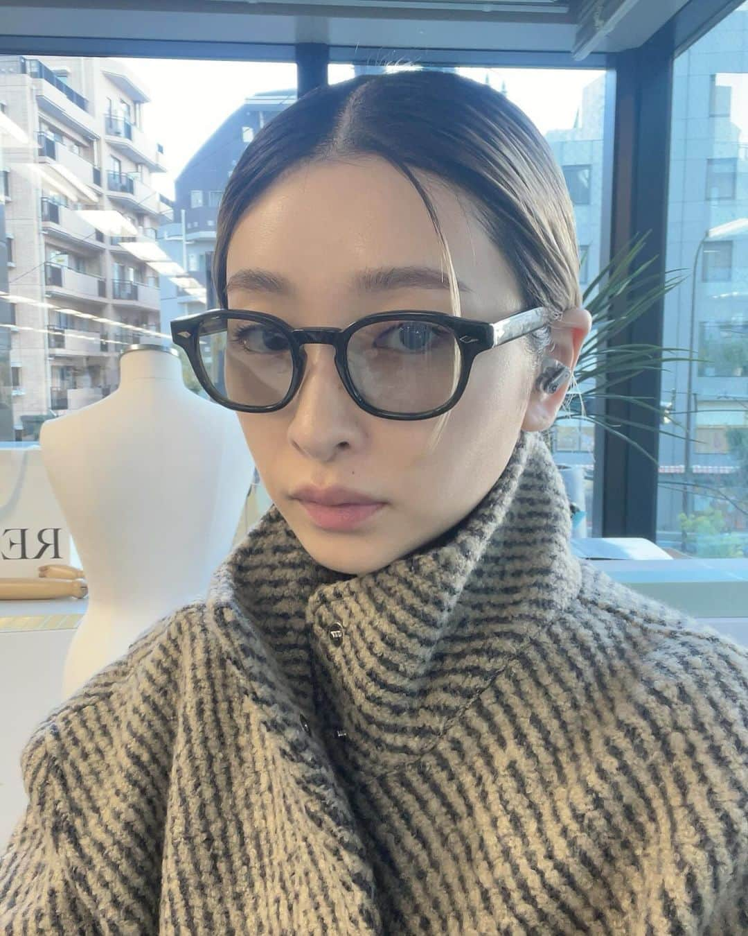 中村真里さんのインスタグラム写真 - (中村真里Instagram)「⁡ スタメン👓の @nochinooptical  ⁡ これ、smoke olive というカラーでめっっっちゃ絶妙な カーキが超かわいくて即決 肉眼じゃないと分からないぐらいなんだけど、少し透けもあるから黒より抜け感でる。今まで黒縁避けてきたからこれに出会えて本当に嬉しい！ ⁡ 動画も最後に載せたんですが、UV下だとレンズカラーが変化する調光レンズで結構しっかり変わるから見てほしいです😆一日中付けていられる✌️ ⁡ ちなみに度入りの眼鏡も作れるみたいですよん🫶🏻 紹介してくれたはなさんがRIM.ARKのシャツ着てくれてた〜(隠し撮り)嬉しい〜☺️ ⁡ NOCHINO ＃6  CLEAR SMOKE OLIVE × GREY GREEN  TO D.GREY (調光モデル) ⁡ #NOCHINOOPTICAL ⁡」11月29日 12時40分 - _marinakamura_