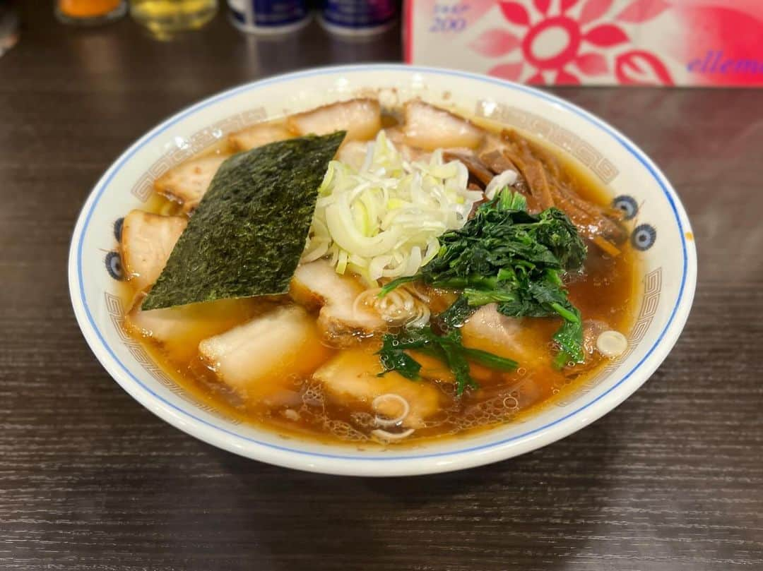 SUSURUさんのインスタグラム写真 - (SUSURUInstagram)「めちゃくちゃうんめえ中華そば。 いろんなラーメンの味がする一杯。これは記憶に残る味。 #susuru_tv #えーちゃん食堂 #中目黒 #不動前 #東京 #超うまい  #ラーメン #らーめん #ramen #ラーメン部 #ramennoodles #毎日ラーメン生活 #麺スタグラム #japaneseramen #japanramen #foodstagram #foodie #noodles #instanoodle #instaramen #instafood #東京ラーメン #醤油ラーメン #中華そば」11月29日 12時41分 - susuru_tv