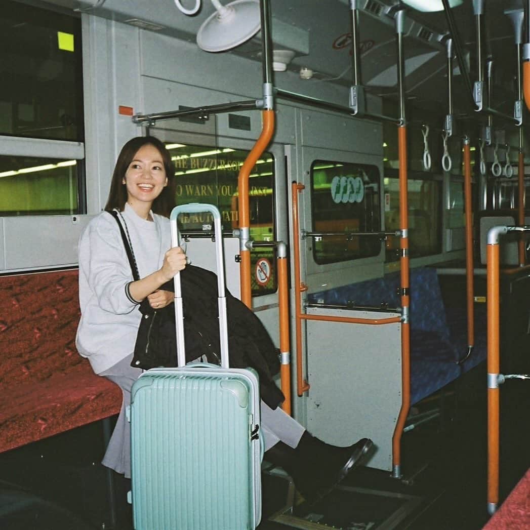 小林美季のインスタグラム：「✈️空港内のバス🚌  いまだに飛行機は苦手でドキドキしますが 撮影に出発するワクワクもちゃんとある。  今年も本当にありがとうございます*  【質問】飛行機乗るの好き？？」