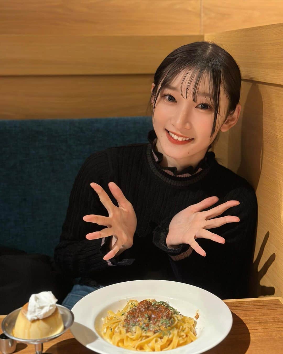 のインスタグラム：「♡  お仕事合間のご飯🍝  #Mgさんは違うパスタ食べてた #ミートソーススパ #太麺 #美味しかった」