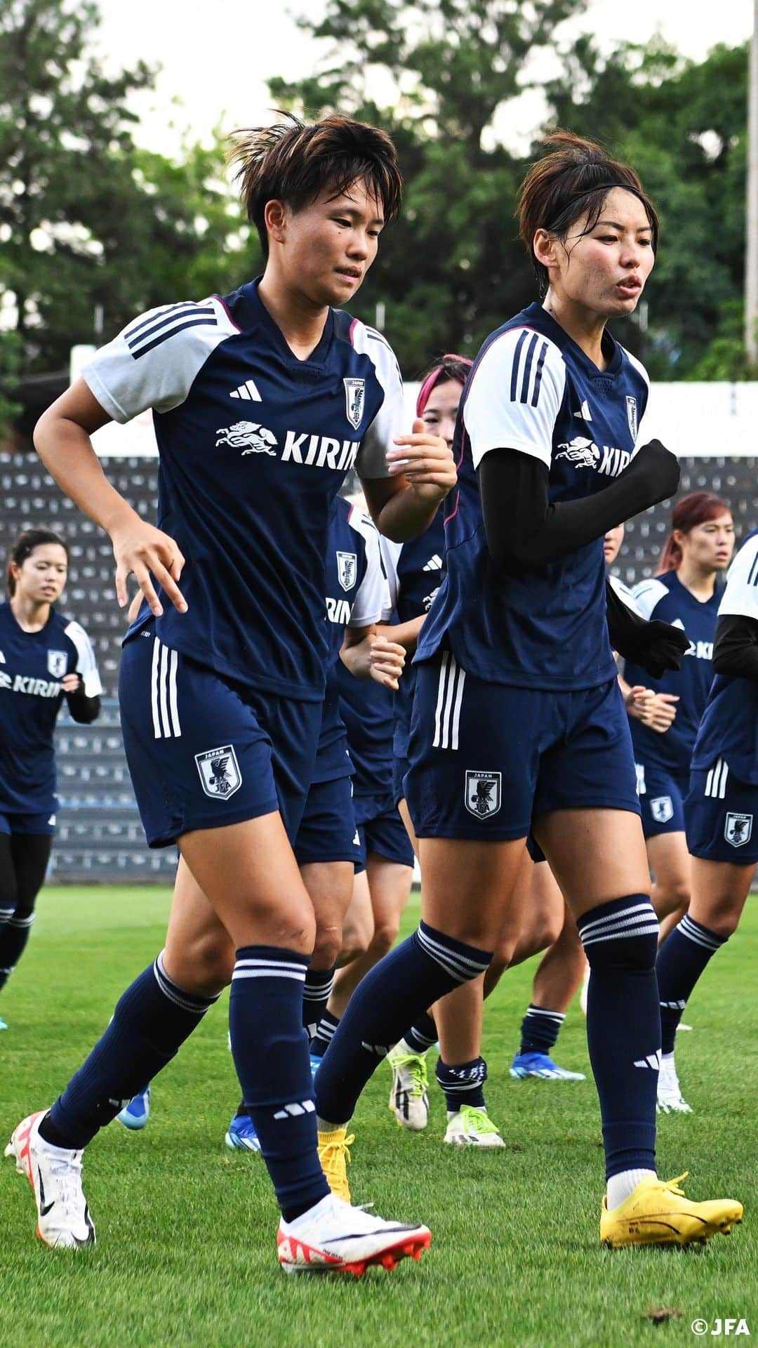 日本サッカー協会のインスタグラム：「． 🔹なでしこジャパン🔹  ブラジル到着後、初めてのトレーニングの様子をお届け⚽🎥 #南萌華 選手のインタビューもあわせてぜひご覧ください🎙  ⚔️NEXT MATCH⚔️ 🏆国際親善試合 🗓️12.1(金) ⌚️3:15(🇯🇵) 🆚ブラジル女子代表🇧🇷 🏟Neo Quimica Arena(ブラジル)  詳しい試合情報はプロフィールのJFA公式サイト『JFA.jp』から✍️  #BEYOURBESTSELF #最高の自分であれ #夢への勇気を #jfa #daihyo #なでしこジャパン #nadeshiko #サッカー日本代表 #サッカー #soccer #football #⚽ #女子サッカー #womenfootball #womensfootball #womensoccer #womenssoccer」