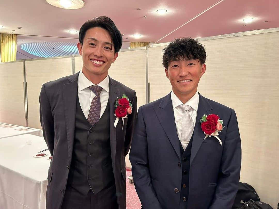 東北楽天ゴールデンイーグルスさんのインスタグラム写真 - (東北楽天ゴールデンイーグルスInstagram)「🏆 「NPB AWARDS 2023 supported by リポビタンＤ」  他球団の選手とも交流の場となりました✌️💐  #npbawards2023 #bs2023 #山本由伸 選手 #宗佑磨 選手 #頓宮裕真 選手 #sbhawks #周東佑京 選手 #giants #秋広優人 選手 #RakutenEagles #松井裕樹 #浅村栄斗 #小深田大翔 #清宮虎多朗」11月29日 12時55分 - rakuten_eagles