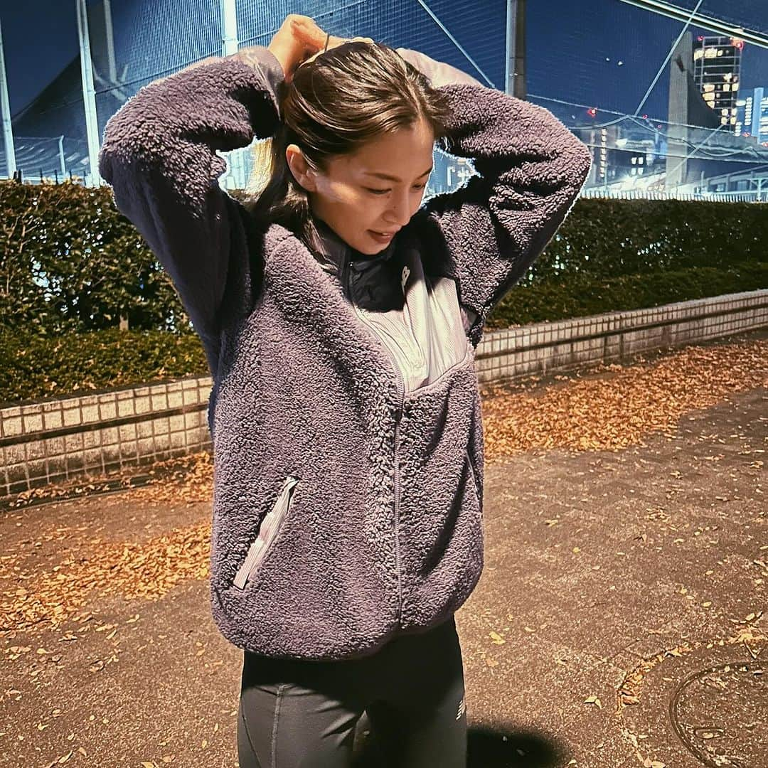 安田美沙子さんのインスタグラム写真 - (安田美沙子Instagram)「ナイトラン🏃‍♀️10K✨  いいスパンで走れて来ている🤍  隙間時間でなんとか走れるかな？  きれいな満月🌕でした。。。  色々な出来事や、メンタルを立ち止まり、ふりかえり、整理整頓。  毎日過ごしている中で、立ち止まるってあんまりないかも。  走りながらたっくさん、いろんなことを語りました。  帰りに、長男がお友達のおうちに遊びに行ってたのをピックアップ✨  友人が、1人鍋用意してくれた😭  それはそれはあったかくて、芯から温まったのでした。こころも🤍  そんな優しさをありがとう🥹🩷  #run #nightrun #running #10k @marinakitagawa  #thanks」11月29日 12時56分 - yasuda_misako