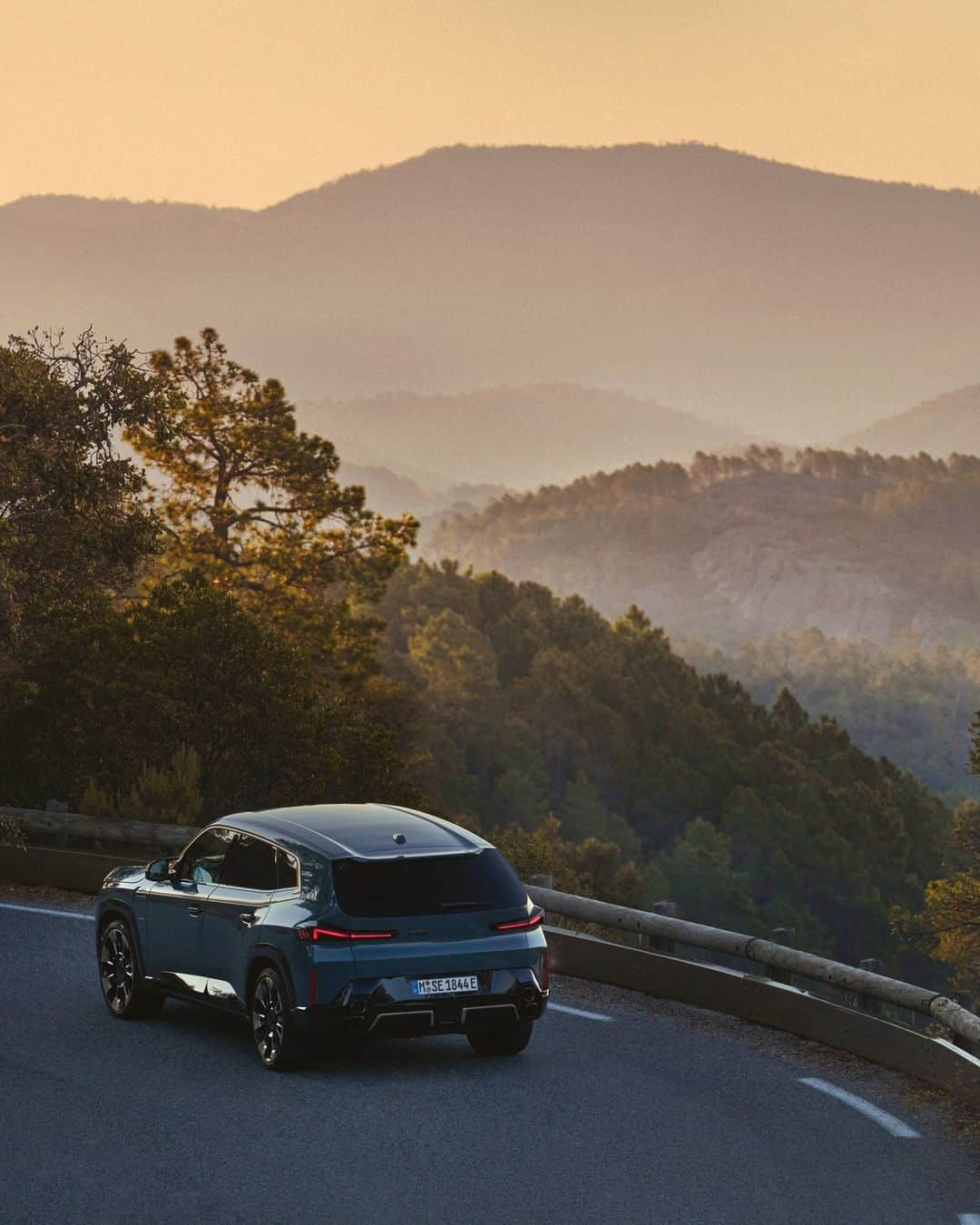 BMWさんのインスタグラム写真 - (BMWInstagram)「Always aim for the next peak. ⛰️ The BMW XM. #BMWXM #BMW #BMWM #MHybrid #MPower  __ BMW XM 50e: Combined fuel consumption, weighted: 1.7–1.3 l/100 km. Combined power consumption, weighted: 32.2–31.5 kWh/100 km. Combined CO2 emissions, weighted: 37–30 g/km. Electric range: 32–33 kilometers. All data according to WLTP.  Further info: www.bmw.com/disclaimer」11月29日 13時00分 - bmw