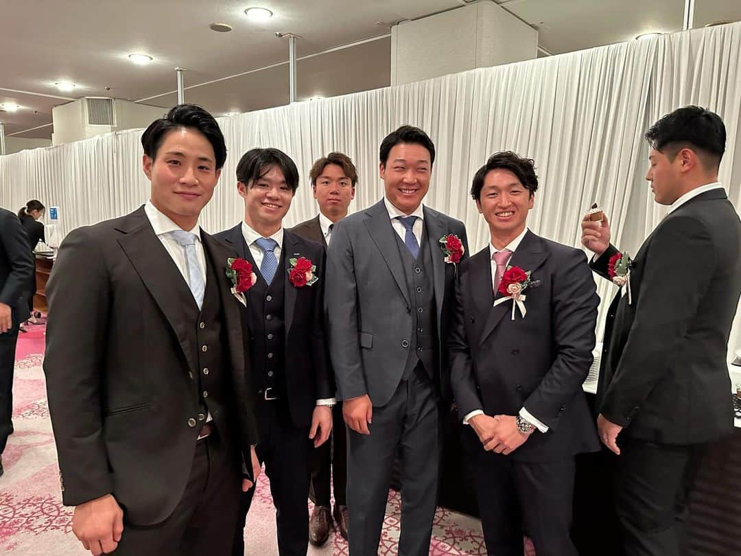 近本光司さんのインスタグラム写真 - (近本光司Instagram)「NPB AWARDS 同級生3人で受賞できて嬉しい🏆  #阪神タイガース #近本光司 #NPBawards #盗塁王 #ベストナイン 淡路島の後輩もおめでとう」11月29日 13時00分 - koji_speed5