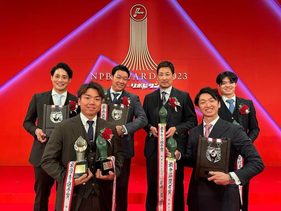 近本光司のインスタグラム：「NPB AWARDS 同級生3人で受賞できて嬉しい🏆  #阪神タイガース #近本光司 #NPBawards #盗塁王 #ベストナイン 淡路島の後輩もおめでとう」