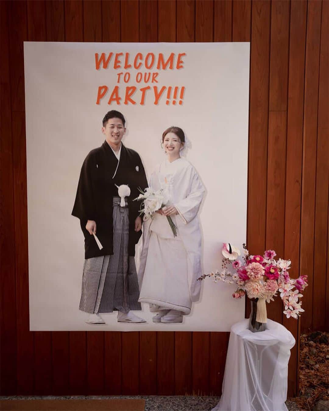 ゼクシィさんのインスタグラム写真 - (ゼクシィInstagram)「. 【ふたりの代わりにゲストをお迎え！ウエルカムボード実例４】 . ＜前撮りフォトに文字を乗せて＞ 挙式前にチャペル内のバージンロードに 置いたり、会場の出口に置いたり 設置場所をいろいろ変えて大活躍！🌿 @nnc____wd さん . ＜インパクト大！お気に入りの絵画を使って＞ 結婚のシーンを描いた 絵画を使ったウェルカムボード ゲストが最初に目にするものだから 世界観の演出にこだわったんだそう💕 @ma_mariage さん . ＜おしゃれ系前撮りフォト＞ 横浜のみなとみらいで撮影した 前撮りフォトをボードに 式場の雰囲気ぴったりに仕上がったそう @yum_wedding さん . ＜ふたりの代わり！等身大ポスター＞ 和装姿のふたりの写真を使った ほぼ等身大のウエルカムポスター フォトブースのように 一緒に記念撮を楽しむゲストも💕 @1218_oharu さん . +♥+:;;;:+♥+:;;;:+♥+:;;;:+♥+:;;;:+♥+:;;;:+♥ . プロポーズから結婚式まで素敵なお写真募集中！ . ゼクシィ公式アカウントでお写真を紹介してみませんか？ 【#ゼクシィ2023】 を付けて投稿してください♡ . +♥+:;;;:+♥+:;;;:+♥+:;;;:+♥+:;;;:+♥+:;;;:+♥ . ▼公式アプリもCHECKしてね ゼクシィアプリはURLから @zexyrecruit  ▼理想の会場探しをプロがサポート！ ゼクシィ相談カウンターもCHECK @zexy_counter のURLから  #ウェルカムボード#ウェルカムスペース#ウェルカムスペース装飾#ウェルカムスペースアイテム _ #結婚式diy#花嫁diy#ウェルカムスペース手作り#ウェルカムスペースdiy _ #プレ花嫁#結婚式準備#花嫁準備中#結婚式レポ#2023秋婚#2023冬婚#2024春婚#2023秋婚プレ花嫁#2023冬婚プレ花嫁 _ #ゼクシィアプリ#ゼクシィ」11月29日 13時00分 - zexyrecruit