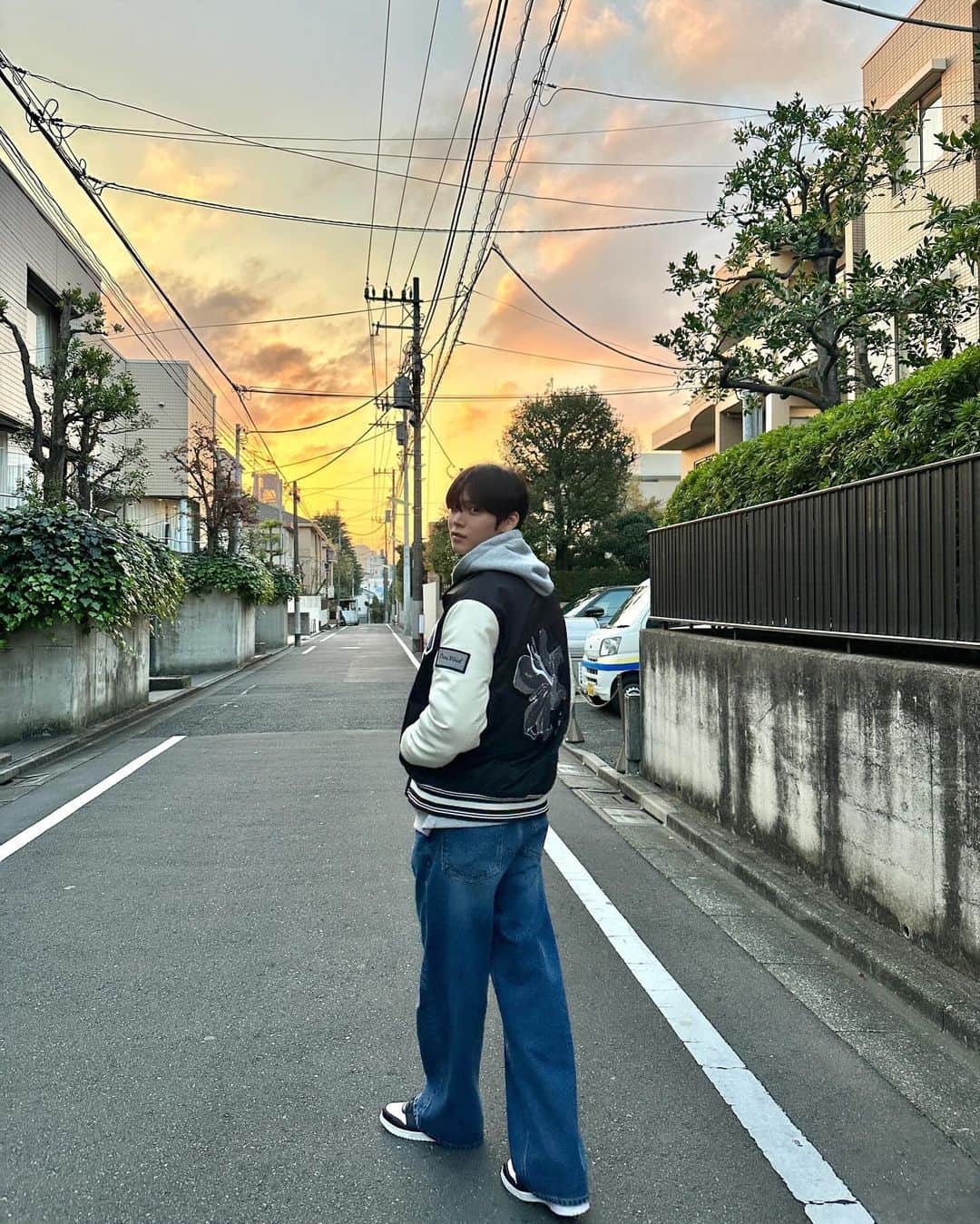 RIIZEのインスタグラム：「路地で 🌇  #RIIZE #라이즈  #EUNSEOK #은석  #RISEandREALIZE」