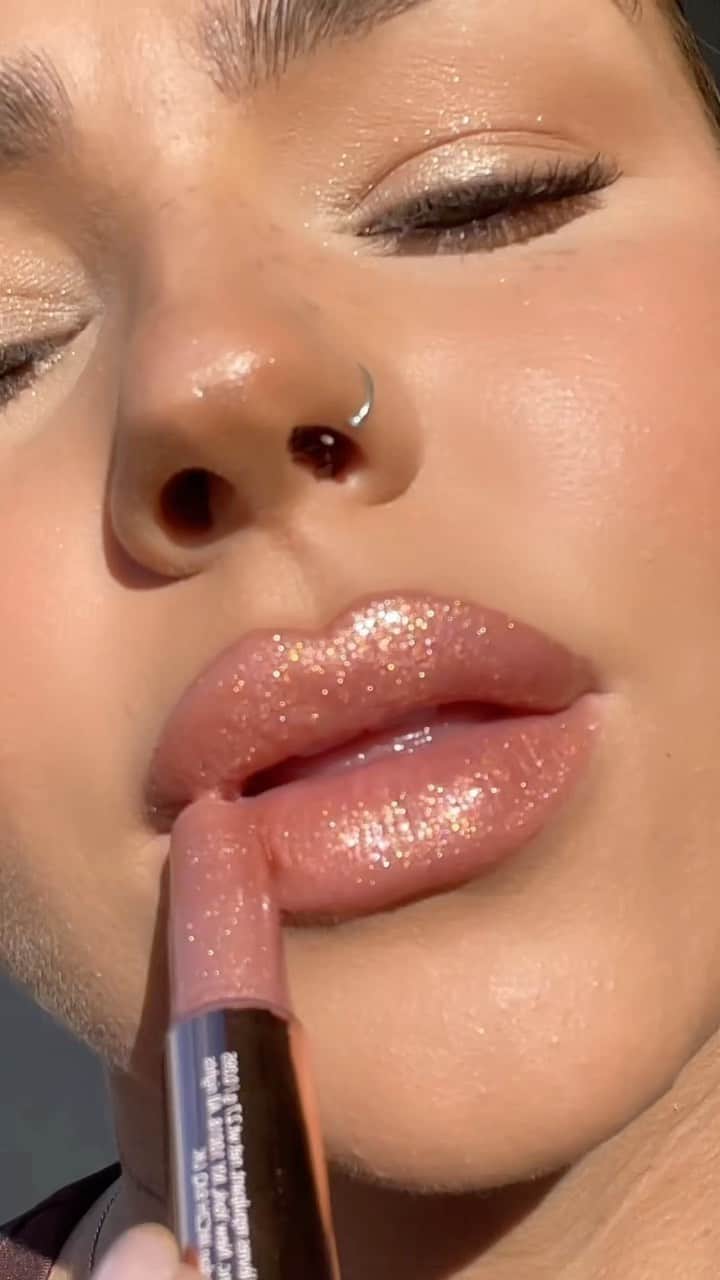 Tarte Cosmeticsのインスタグラム：「Entering our shimmer era... 🤩  Our NEW maracuja juicy lip plump shimmer glass JUST DROPPED at @sephora! Grab yours before it sells out.💋  Lex is wearing shade ‘rosy copper’!  #tartecosmetics #rethinknatural #maracujajuicylip #maracujajuicyshimmerglass」