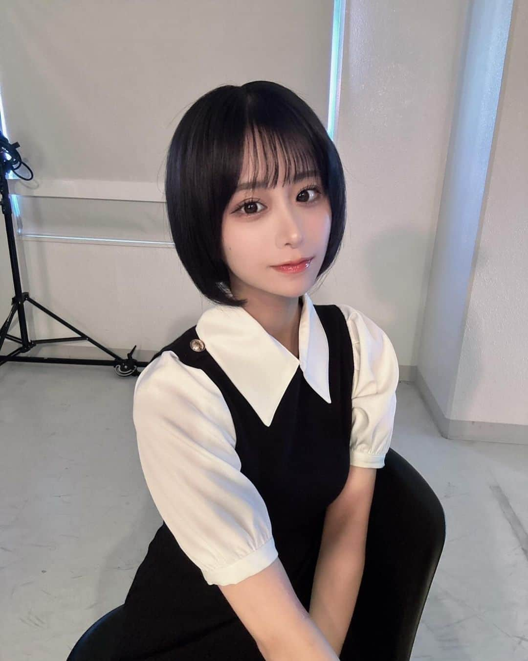 金子みゆさんのインスタグラム写真 - (金子みゆInstagram)「🤭  雨の日におすすめのヘアケアを紹介しますっ🫡💖  ディアボーテ ゆがみディープリペアマスクです💛❕  湿気が多いと短い髪の毛はまとまんなくてばりバサついたりするんやけど  ディアボーテ ゆがみディープリペアマスクを使ったら髪がすとんとまとまるし、付け心地も髪につけた瞬間からなじんでいくの！  だから湿気を感じる雨の日でもまとまりそう！🥹🪽  みんなも湿気の多い日、雨の日など 是非使ってみてください✨  #PR #ディアボーテ #ディアボーテHIMAWARI #髪のゆがみケア #湿気ケア #ヘアマスク #雨の日のヘアマスク  #ゆがみディープリペアマスク #雨の日もまとまる髪へ  ゆがみ：うねり・くせ・パサつきの原因となっている髪内部の水分と油分のバランスの乱れと外側のキューティクルの不均一なはがれのことです HIMAWARI：プレミアムヒマワリオイルEX（種子油·種子エキス·花エキス）<補修＆保湿成分>」11月29日 23時56分 - kaneko_miyu0813