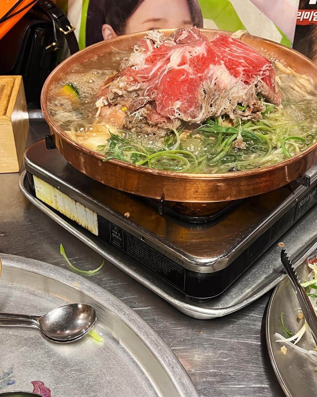 ヒロタナギサのインスタグラム：「_  なぎさとせなの似てる所は 基本ハマったらそればっかり食べるところ💁🏼‍♀️笑 やからいつも 2人の韓国旅🇰🇷は前回行って気に入った所を 何回も行きがちということで 今回は新規発掘の旅にしようと試みた結果、 最高のお店に出会った🥹✨✨  最高すぎたから共有🇰🇷✨  📍サンドミプルコギ 서울특별시 마포구 어울마당로 ４７ 弘大から少し下に降りた所の"合井駅"ってところが最寄駅🚃 (頑張れば弘大からも歩けます🚶)  周りに日本人客いないし、 来慣れた人たちばっかりの雰囲気で the現地って感じのお店♡ #それも好き笑  初めてのプルコギ鍋、 さいっこううすぎました🍖🍲 最後の〆に春雨みたいなマロニーちゃんみたいな 謎の麺もめちゃうまだった🤍笑  弘大らへんでご飯探してる人ぜひ🎶  #nagisatrip  #サンドミプルコギ #韓国グルメ  #プルコギ鍋」