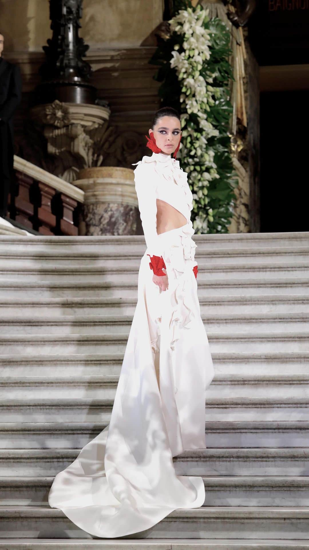 ステファンローランのインスタグラム：「Amelie in white cut out crepe embellished with handmade porcelain embroidery.   #StephaneRolland #HauteCouture #FW23」