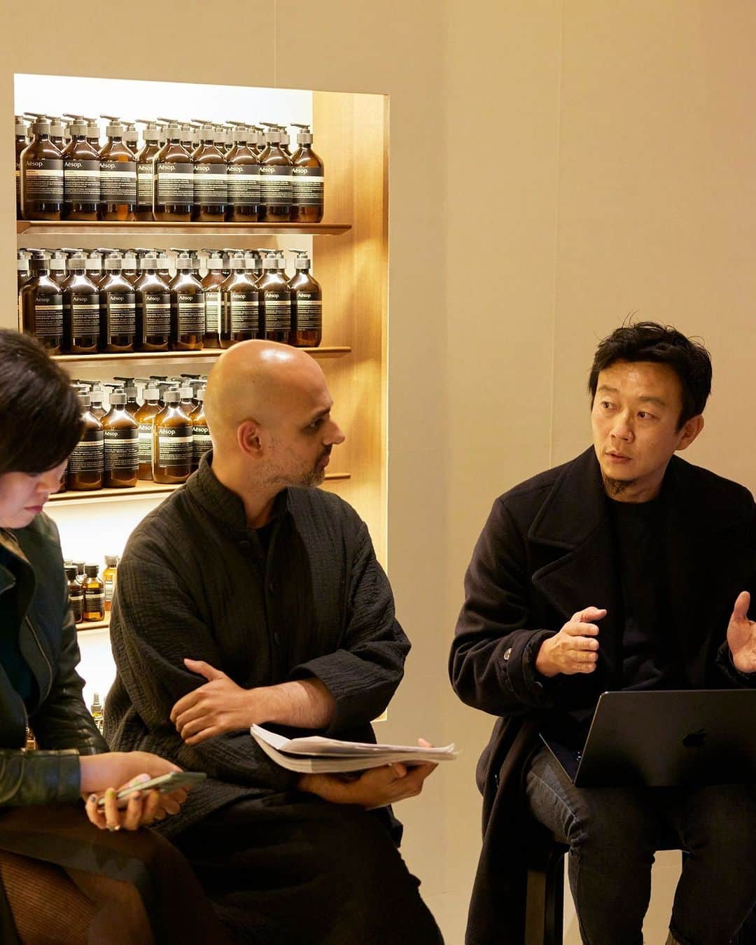 Wallpaperさんのインスタグラム写真 - (WallpaperInstagram)「To mark the opening of the @Aesopskincare Seochon store in Seoul, Wallpaper* hosted a panel discussion, including contributing editor Dal Chodha and architect partner Samuso Hyojadong.  #wallpapermagazine #aesop #aesopskincare  #architecture #interiordesign #retailstore」11月29日 23時51分 - wallpapermag