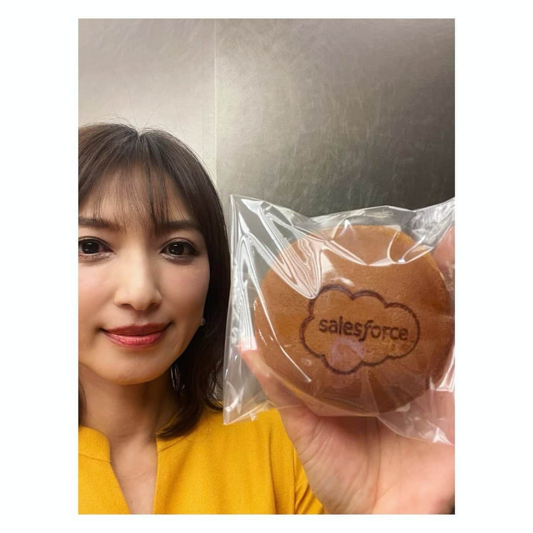 望月理恵さんのインスタグラム写真 - (望月理恵Instagram)「「Salesforce World tour tokyo」  無事に2日間終わりました！  今回は収録したものもあるので またお知らせします。  今年で何回目でしょうか、 いつも仲間に入れてくれて 熱くさせてくれる 皆さまに感謝です！！ 学んだことや写真もたくさんありますので また投稿します！  Salesforceどら焼き 美味しかったです❤️ #一日中のイベント 間食しすぎました🤣  明日、ヒルナンデスに出演します」11月29日 22時29分 - mochiee28