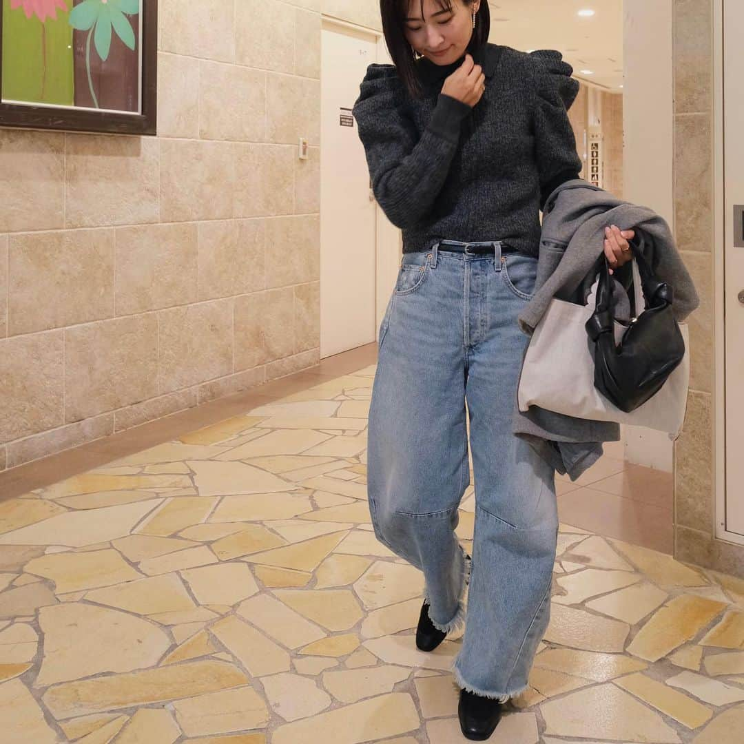 Hiromi Ｍaedaのインスタグラム：「おNEWのニット×デニム🫰🫰🩶  tops @bibiy_official #bibiy_official denim @citizensofhumanity #citizensofhumanity pierce @maayapearls #maayapearls  belt @toteme #totem bag @newbottega #bottegaveneta @elu_l.official #elu_l  shoes @laroute_official #laroute」