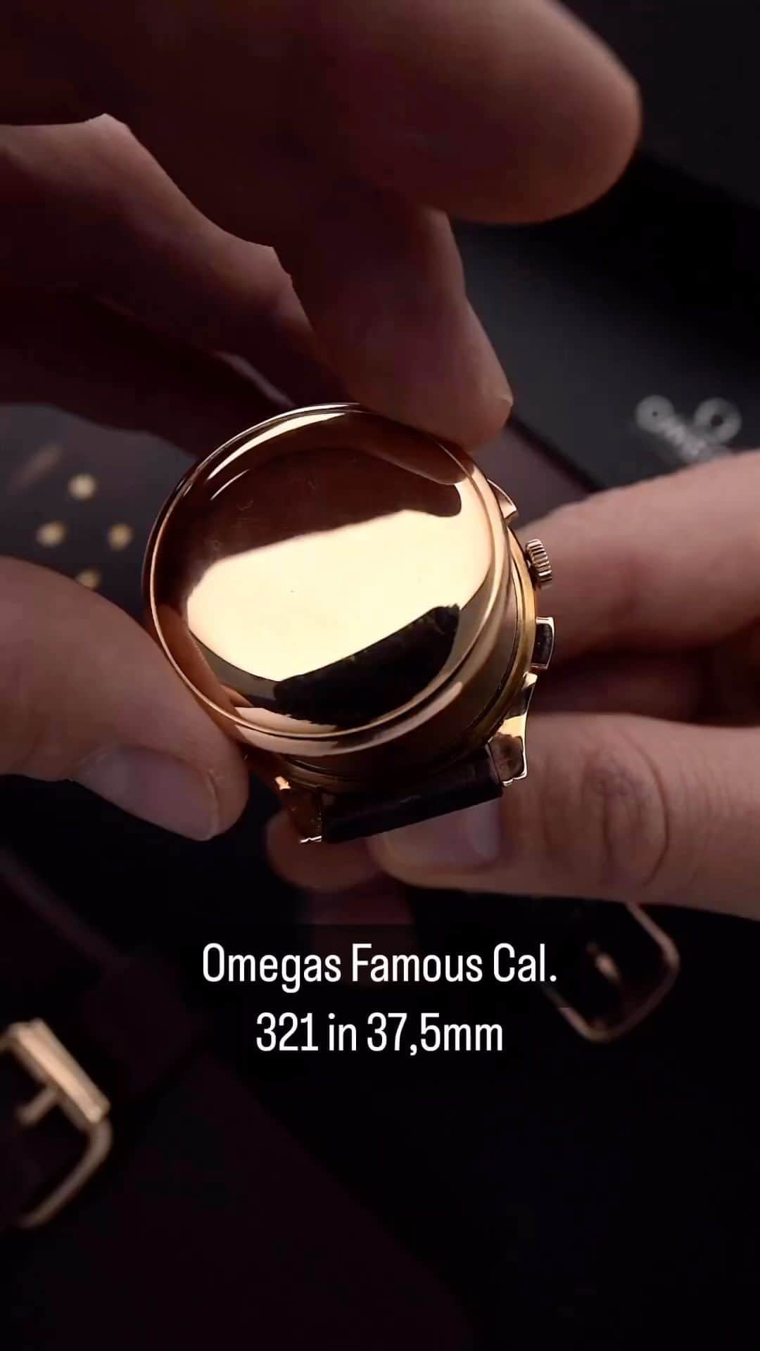 Daily Watchのインスタグラム：「Up close with the famous Omega caliber 321. Sitting in a 37,5 mm vintage Omega 😮‍💨 Video by @goldammer.me」