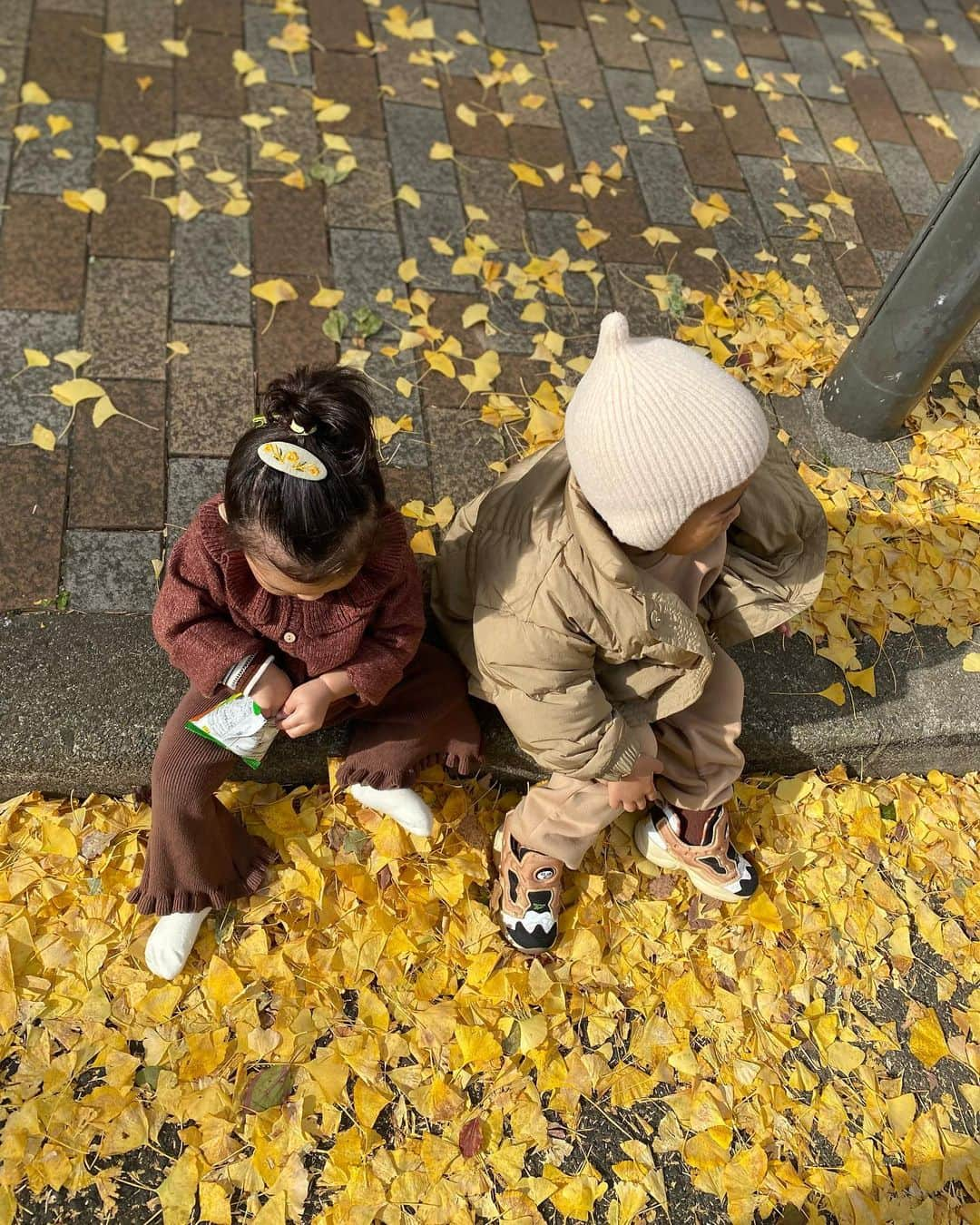 鬼辻麻衣さんのインスタグラム写真 - (鬼辻麻衣Instagram)「😚  紅葉シーズン、お散歩が楽しい🍁 今日もみんなで紅葉見に大阪城へ🚲  可愛い写真が撮りたくて👈 @ronron_baby_mom で取り扱っている QUINCY MAEのカーディガンを着せました👧🏻 紅葉カラーでかわいい🍁❤️‍🔥  身長80cmで18-24m着用です！」11月29日 22時26分 - kitsumai