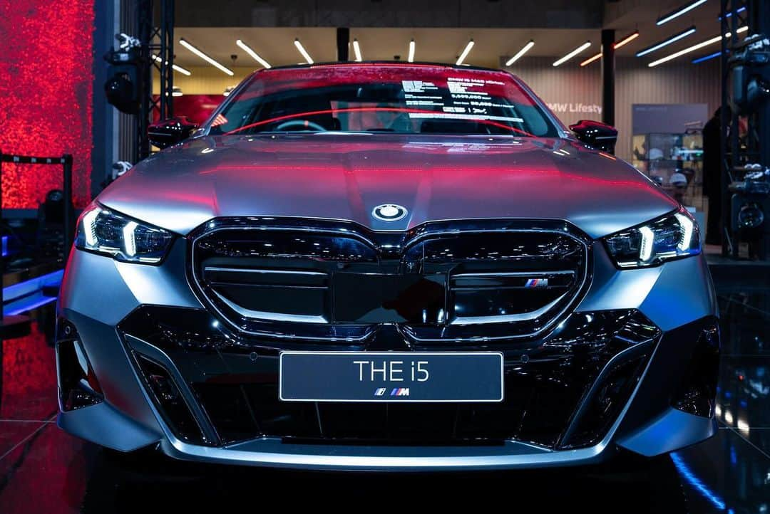 BMW Thailandさんのインスタグラム写真 - (BMW ThailandInstagram)「โอกาสสุดท้ายของปีที่คุณจะได้รับข้อเสนอสุดพิเศษใน Motor Expo 2023! พบกับ BMW ที่เปิดตัวอย่างยิ่งใหญ่ภายใต้คอนเซปต์ THE FUTURE IS NOW คุณ Alexander Baraka, President and CEO จาก BMW Thailand กล่าวเปิดตัวพร้อมนำเสนอยนตรกรรมรุ่นใหม่ล่าสุดตั้งแต่  THE FIRST-EVER BMW XM Label Red*,THE FIRST-EVER BMW i5, THE NEW 740d M Sport และอีกมากมายหลากหลายรุ่น พร้อมข้อเสนอสุดพิเศษสำหรับลูกค้าที่สนใจครอบครอง BMW คันใหม่  *For VIP & Press conference day only.  #BMW #BMWTH #JOYisBMW #สุนทรียภาพแห่งการขับขี่ #THEFUTUREISNOW #MOTOREXPO2023」11月29日 22時28分 - bmwthailand