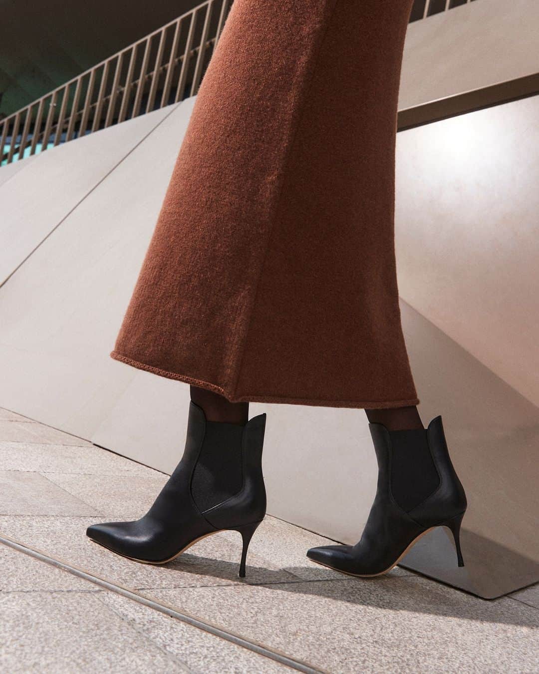 Sergio Rossiのインスタグラム：「The #Godiva ankle boot in black leather is the ideal shoe to seamlessly carry you from morning to evening. With its elastic side panel, it's the perfect choice to transition from your morning commute to evening get-togethers with friends. Get your pair on sergiorossi.com #SergioRossi」