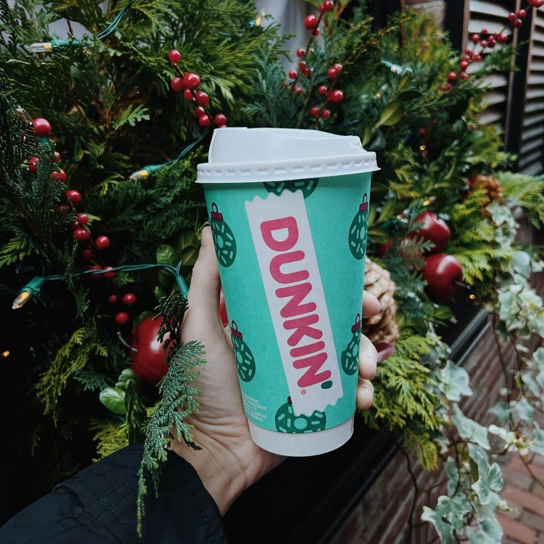 ダンキンドーナツのインスタグラム：「are you really the Dunkin’ social media manager if you don’t stick a peppermint mocha signature latte into a seasonal window sill display for the gram」