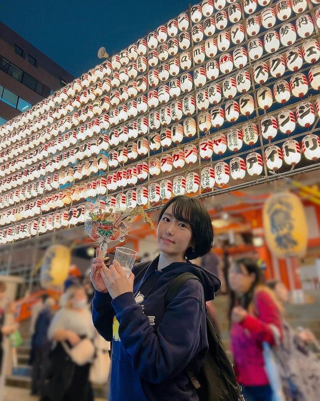 蒼井まやのインスタグラム：「. 愛しのみほちゃんと花園神社の酉の市いってきたよ♡ 4年ぶりの開催なんだって〜！おめでたいね！  屋台がいーっぱい出てて楽しすぎた🥰 まずは安定にビール飲んで 人生初のはしまき（ネギたっぷり）食べて感動して 元祖って書いてあったベビーカステラ買って 牛串とレモンサワー飲んで カラフルなチョコバナナはコアラのマーチ付きで 帰りにちいかわのわたあめお土産にしたよ！  途中美味しそうなおでん屋さんあって 運良く席が空いたのでゆったり座って堪能しました🍢 結構寒い日だったのであたたかいおでんに ハイボール飲んで飲んで飲んで… 生のちくわぶ美味しすぎておかわりして 最後は出汁割りで〆ましたとさ♡  熊手は小さいのをみほちゃんとお揃いで買ったよ！ 来年はもう少し大きいのを買えるようにがんばろ〜って話をして。  みほちゃんありがとうっ♡ とっても楽しかったよ〜また行こうね〜！ #酉の市 #酉の市2023 #花園神社酉の市 #屋台グルメ #熊手」