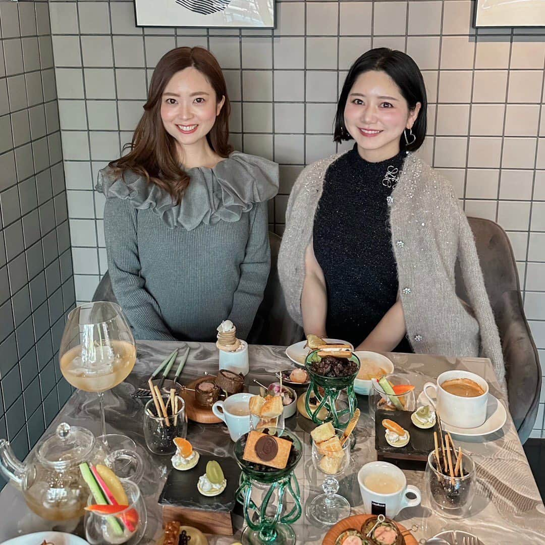 石橋あこさんのインスタグラム写真 - (石橋あこInstagram)「🧁  素敵な店内で頂くハイティー🧁☕️ テーブルまで可愛いかった🥹  まなちゃんとは色々共通点があって嬉しかったー☺️ 可愛いのに面白くて最高😂🤍 またアフタヌーンティーいこね🐻  ◆アフタヌーンティーの詳しい詳細は一個前の投稿へ  ◆blanc @blanc_fukuoka_   ◆浄水ハイティー　90分¥3,500-  📍福岡市中央区浄水通3-3 浄水フラッツ  その他の福岡のアフタヌーンティーもチェックする☑️ ↓↓↓ @acococo120   　 #blanc#blanc福岡#浄水通り#薬院#薬院カフェ#浄水通りカフェ#アフタヌーンティー福岡#福岡アフタヌーンティー#アフタヌーンティー#カフェ好きな人と繋がりたい#afternoontea #アフヌン#ヌン活#福岡ヌン活#福岡アフヌン#アフタヌーンティー巡り#福岡カフェ#福岡ランチ#博多カフェ#酒店下午茶#下午茶#下午#애프터눈티」11月29日 22時47分 - acococo120