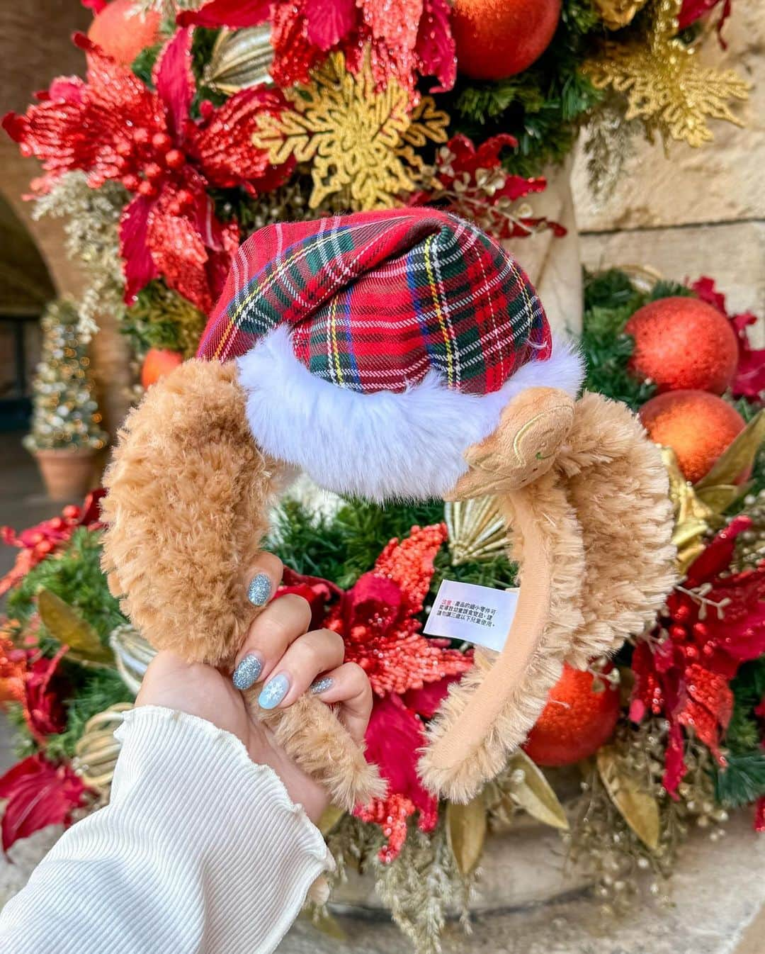 Hatamaさんのインスタグラム写真 - (HatamaInstagram)「＊  ＊  Duffy Ears Headband🎅  .  香港ディズニーランドで購入したダッフィーのクリスマスカチューシャ🎄  ものすごい人気で完売したと思っていたら、滞在中にタイミングよく再販してくれて！！  お土産として購入することができた、ちょっとレアでお気に入りの一品です🥰  チェック柄のサンタ帽に大きめのポンポン、ジンジャーブレッドマンもポイント❣️  .  先日、るんるんで東京ディズニーシーに持っていって写真を撮ったのですが…  どうにも風が強くて🤣 (動画で音出すとわかるかも)  無理やり写真撮ってきました🔥笑  今度リベンジできるといいな〜🥹  .  #tokyodisneyresort #tokyodisneysea #disneygram #disneylove #disney #duffy #duffyandfriends #東京ディズニーリゾート #ディズニー #ディズニー女子 #ダッフィー #ディズニークリスマス」11月29日 22時41分 - hatama_1118